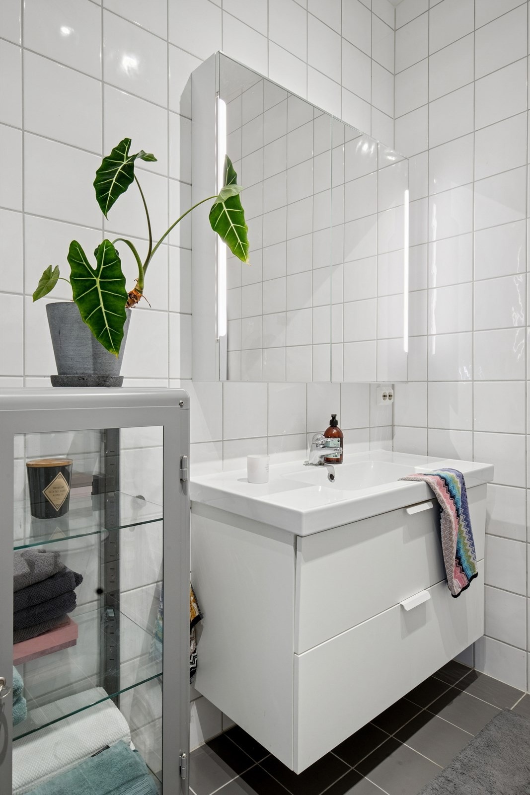 Badet er ellers utstyrt med dusjhjørne, vegghengt toalett og baderomsinnredning med god lagringsplass og nedfelt servant. I tillegg har man opplegg for vaskemaskin og plass til tørketrommel. Galleribilde