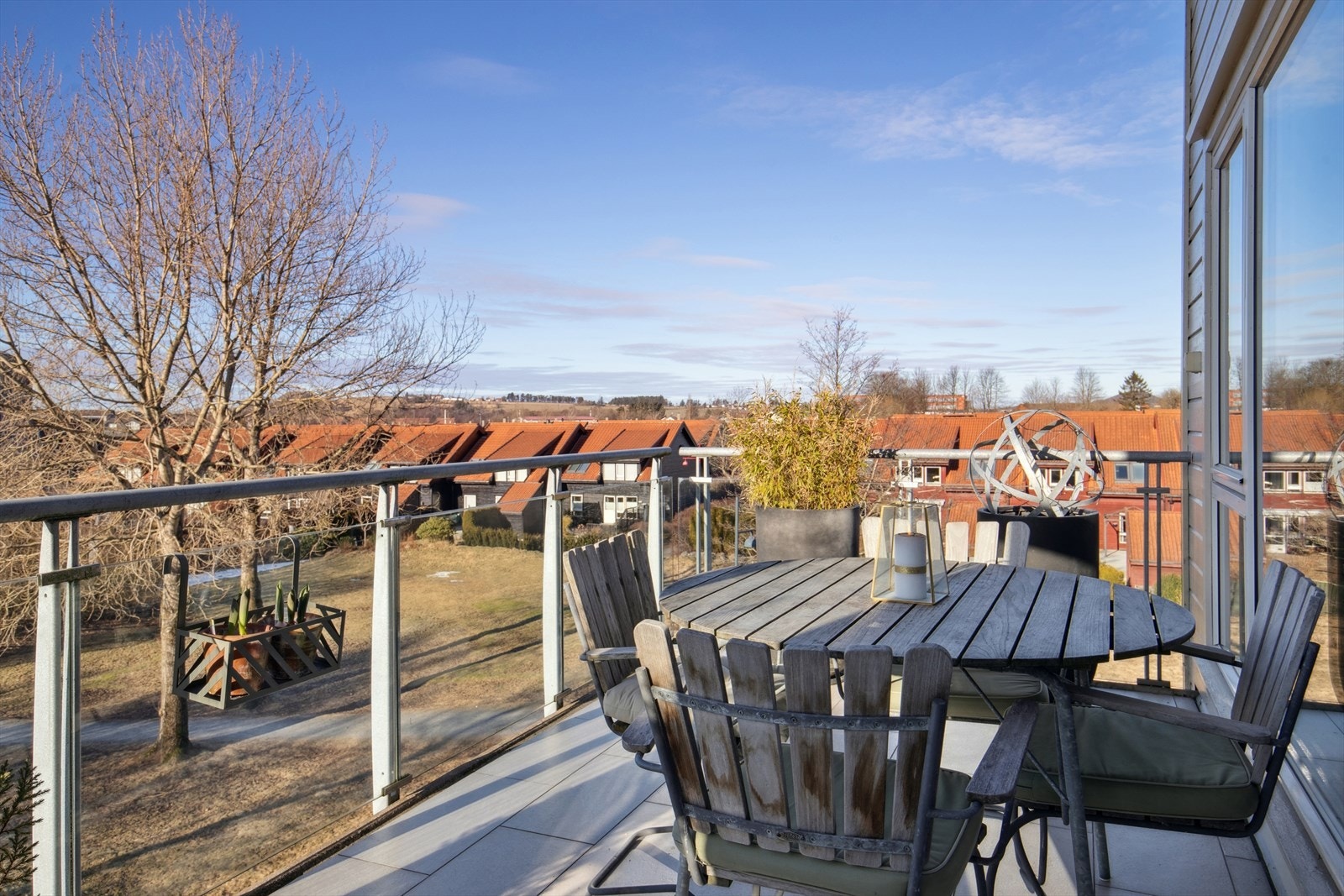 Her har man god plass til å møblere med sittegruppe. Et kjekt uteområde hvor man kan nyte fine sommerdager og flott utsikt! Galleribilde