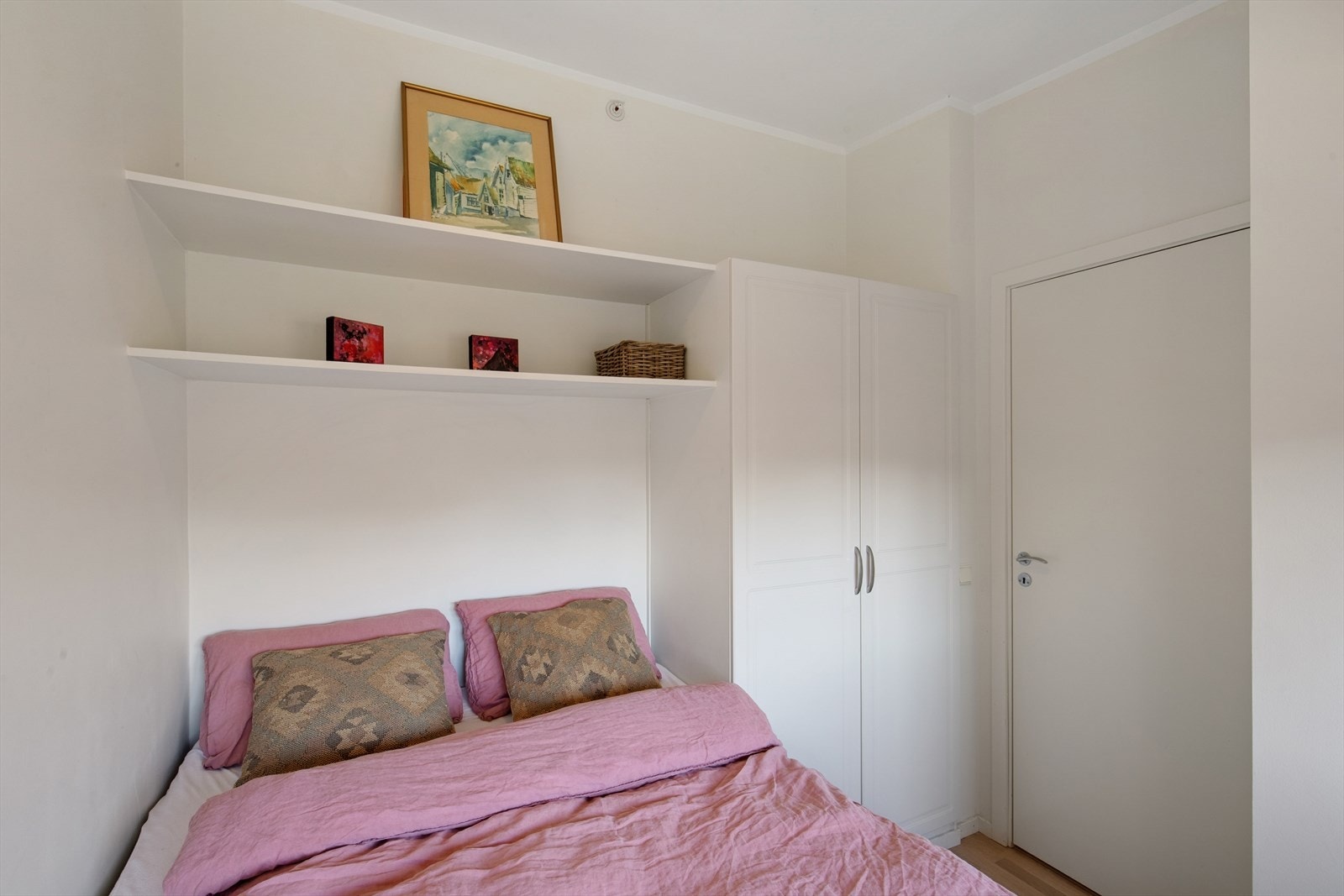 Soverom 2 er noe mindre, men passer ypperlig som barnerom, gjesterom, kontor eller lignende. Galleribilde