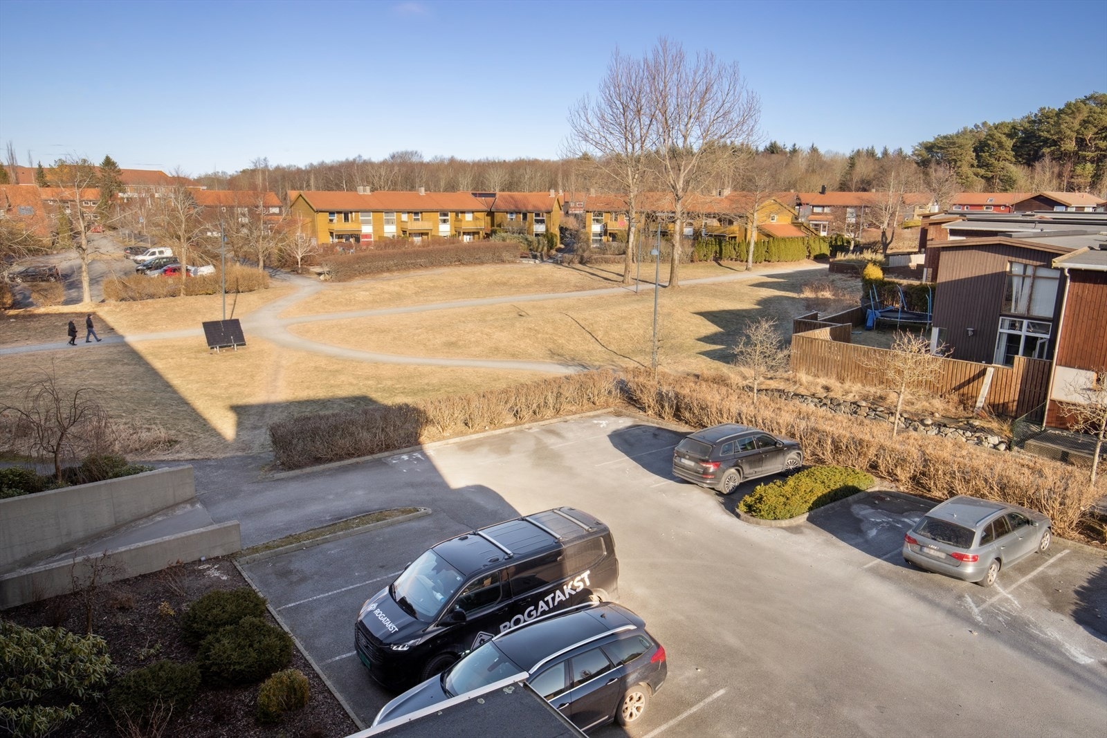 Fra inngangspartiet har man flott utsikt over grøntområdene i nabolaget. I tillegg til parkering i lukket anlegg er det godt med gjesteparkering i nabolaget. Galleribilde