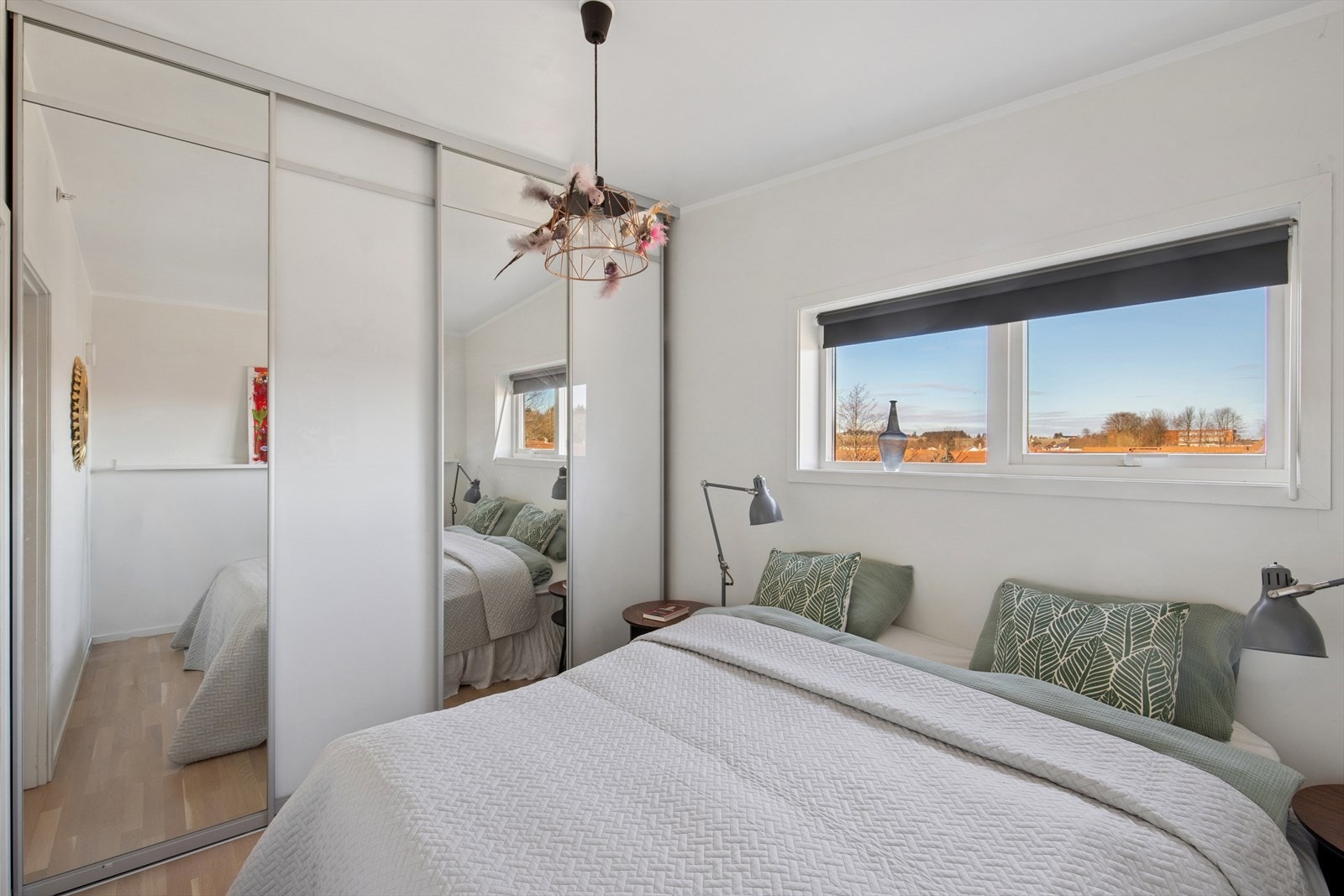 Hovedsoverommet er av god størrelse og utstyrt med stor skyvedørsgarderobe. I tillegg har man god plass til dobbeltseng. Galleribilde