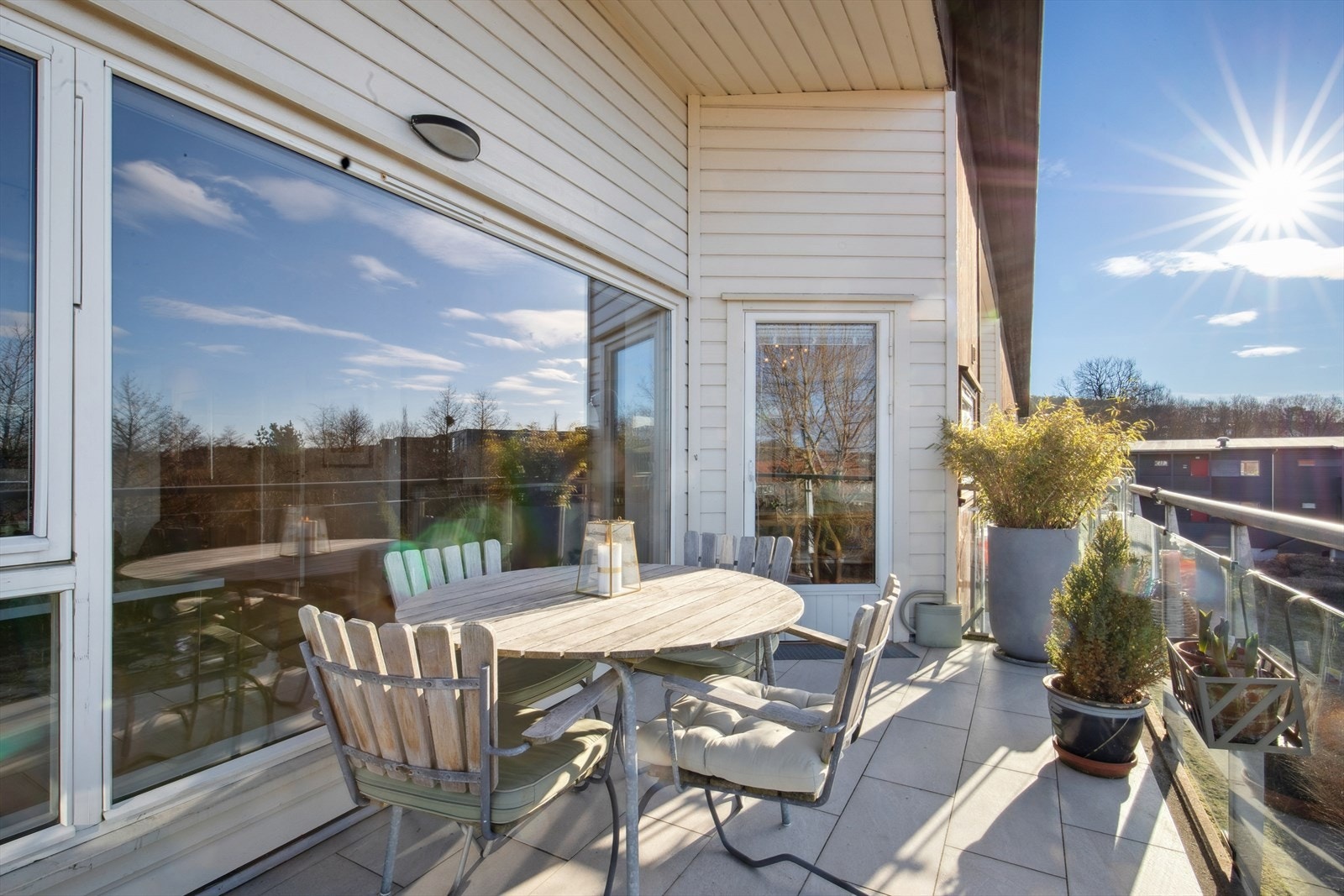 Fra stuen har man utgang til en romslig, vestvendt balkong på 11 kvm. Galleribilde