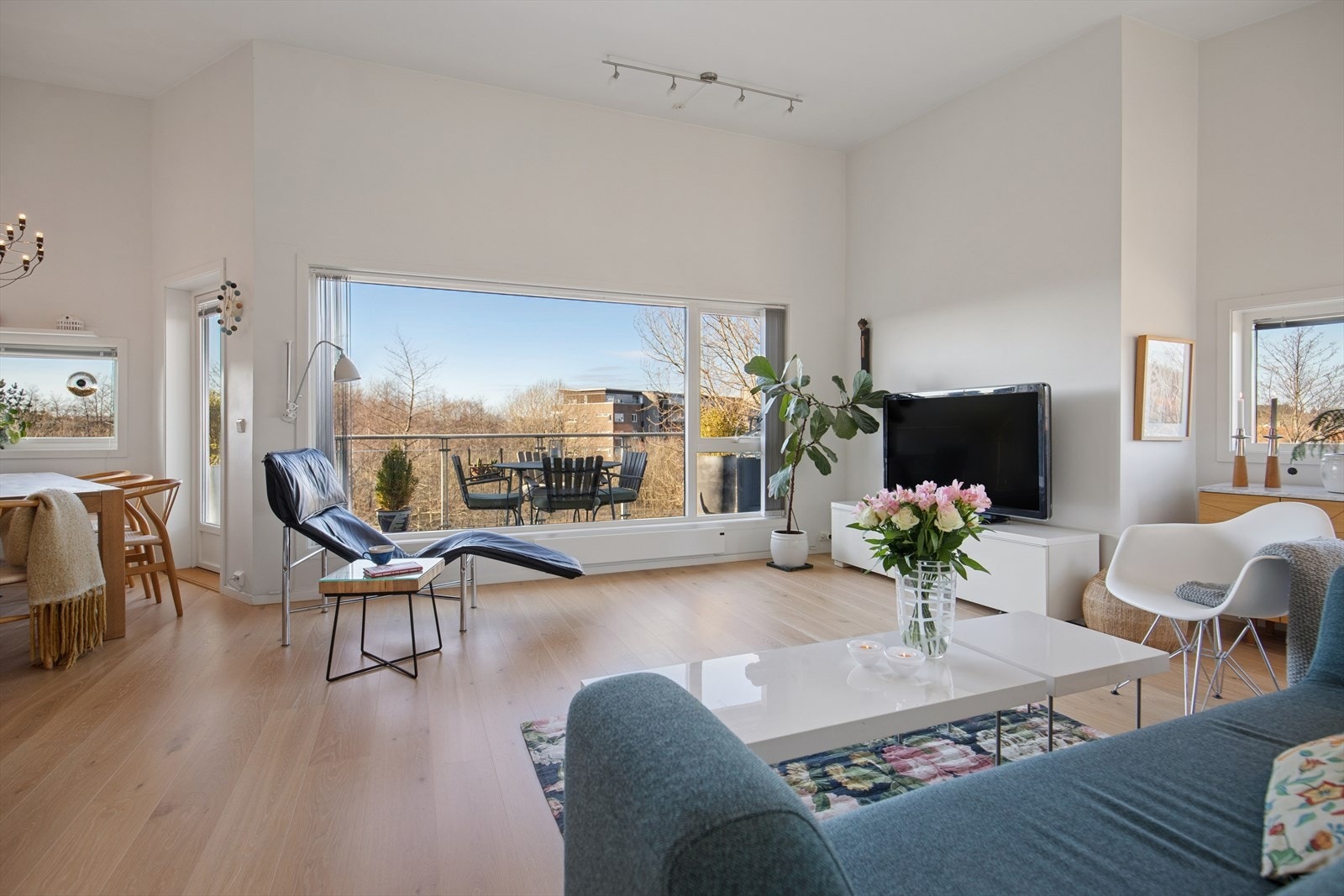 DNB Eiendom V/Mikal Nådland har gleden av å presentere Brattholen 6 - En lys og lekker 3-roms leilighet med sentral og attraktiv beliggenhet i Smeaheia. Galleribilde