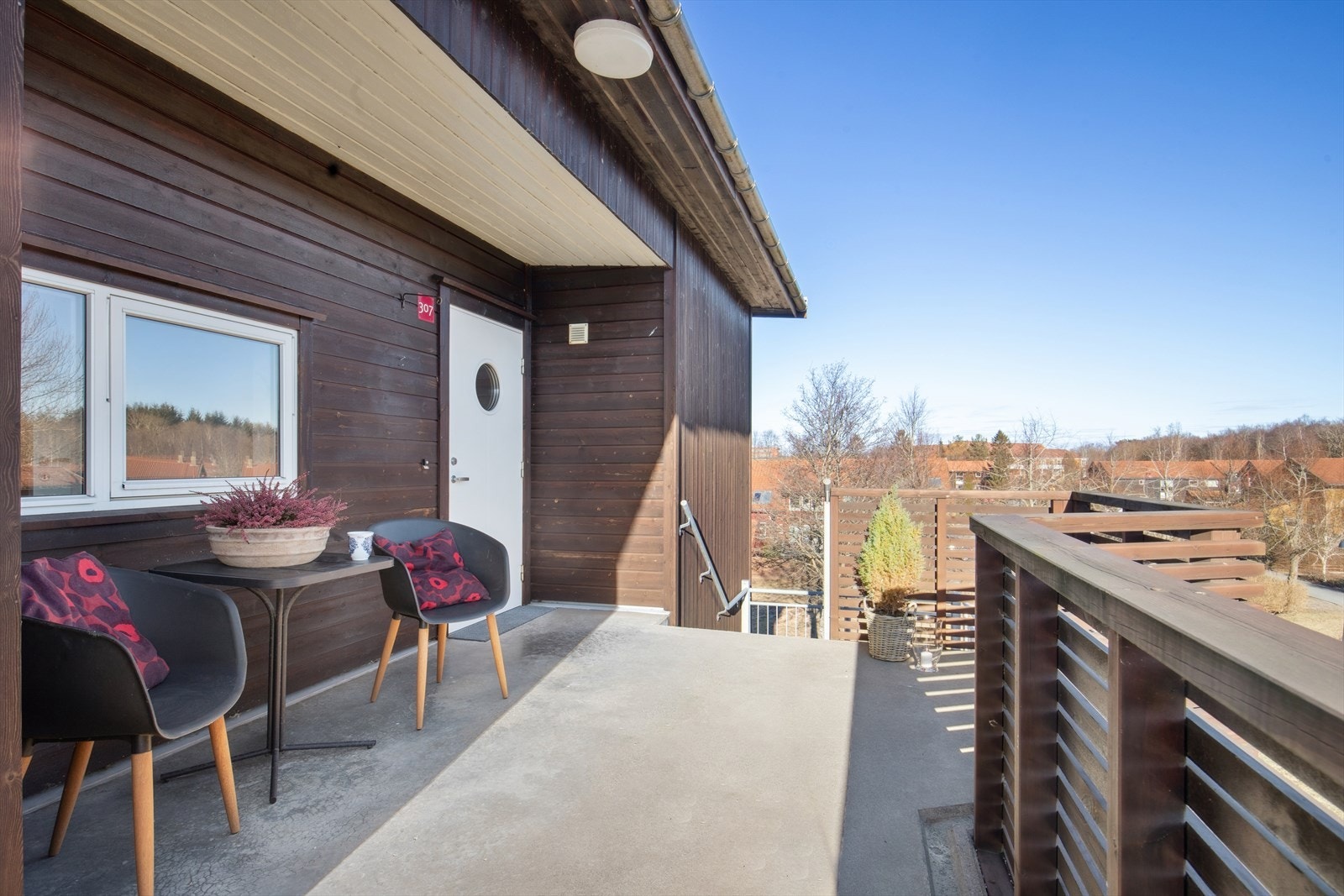 Ved inngangspartiet har man morgensol og plass til å møblere med sittegruppe. Galleribilde