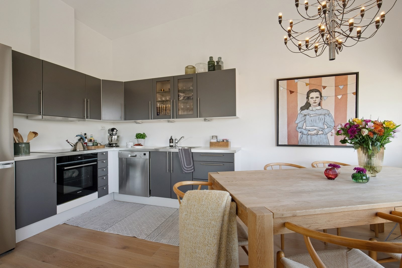 Kjøkkenet er ellers utstyrt med frittstående hvitevarer som kjøleskap, oppvaskmaskin, stekeovn, koketopp og kjøkkenventilator med avtrekk ut hvor motoren ble byttet i 2020. Galleribilde