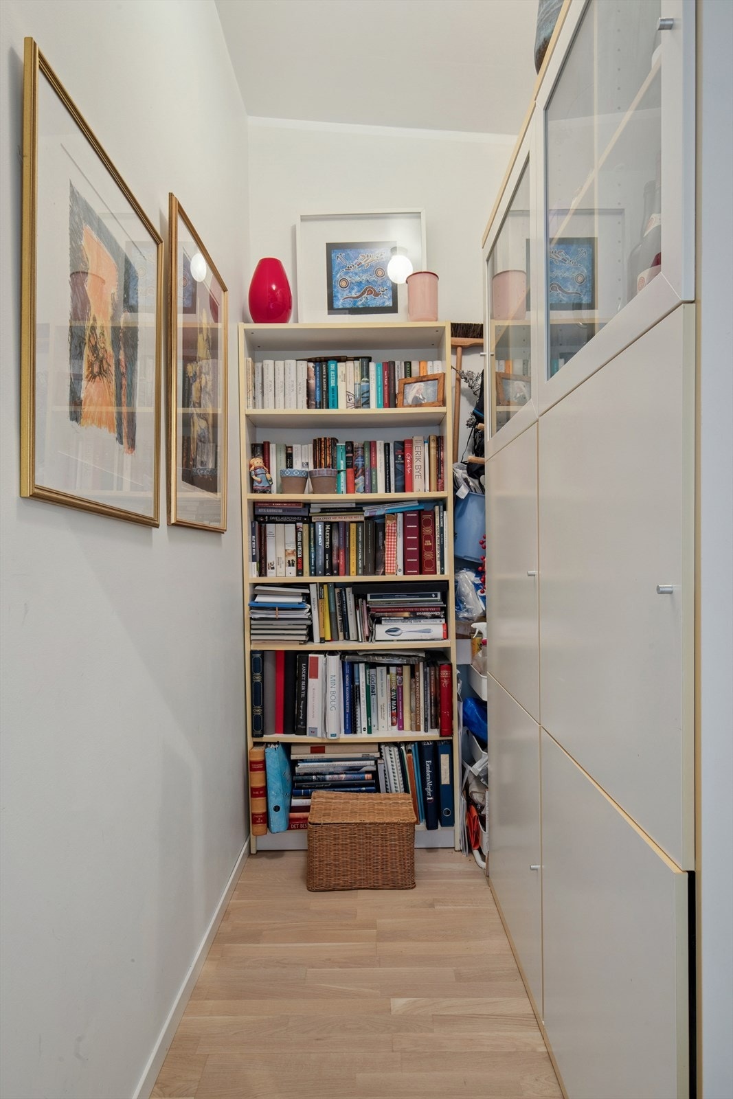 Romslig bod med god lagringsplass. I tillegg disponerer leiligheten en ekstern bod. Galleribilde