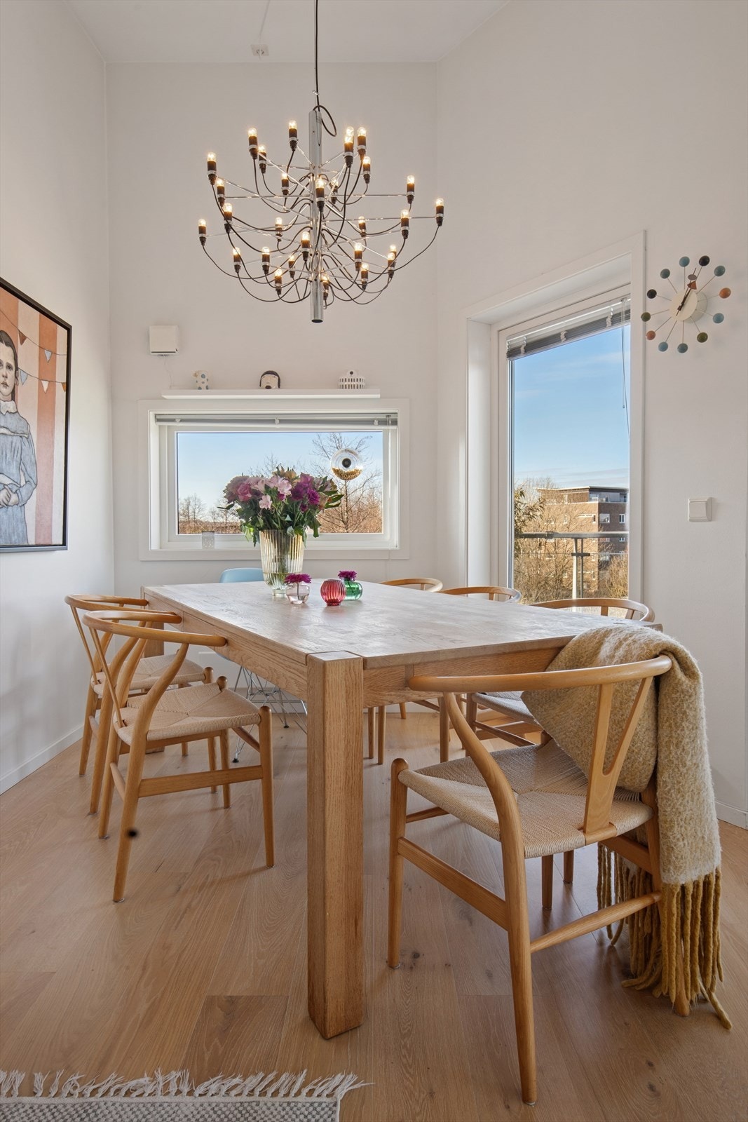 Her har man god plass til å dekke langbord og invitere venner og familie på besøk. Galleribilde