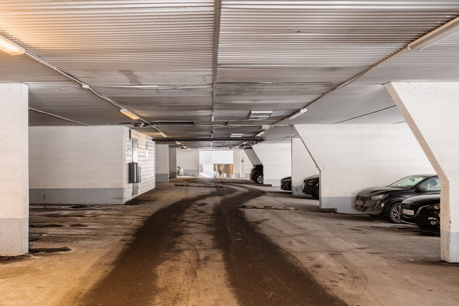 Trygg og tørr parkering i felles garasjeanlegg med enkel adkomst Galleribilde