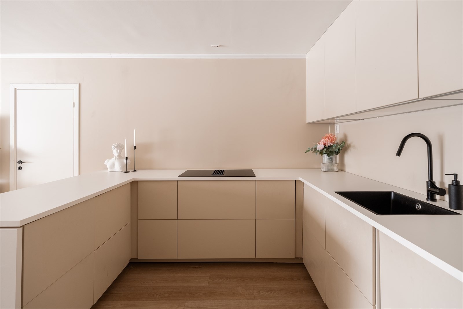 Kjøkkeninnredningen fra 2023 har svært god skap- og benkeplass og er moderne utført med glatte fronter og laminatbenkeplate Galleribilde