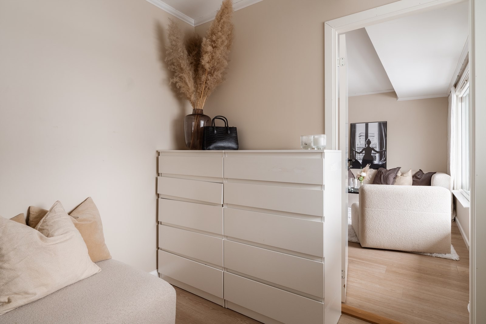 Det minste soverommet har plass til både seng og oppbevaringsmøbler. Galleribilde