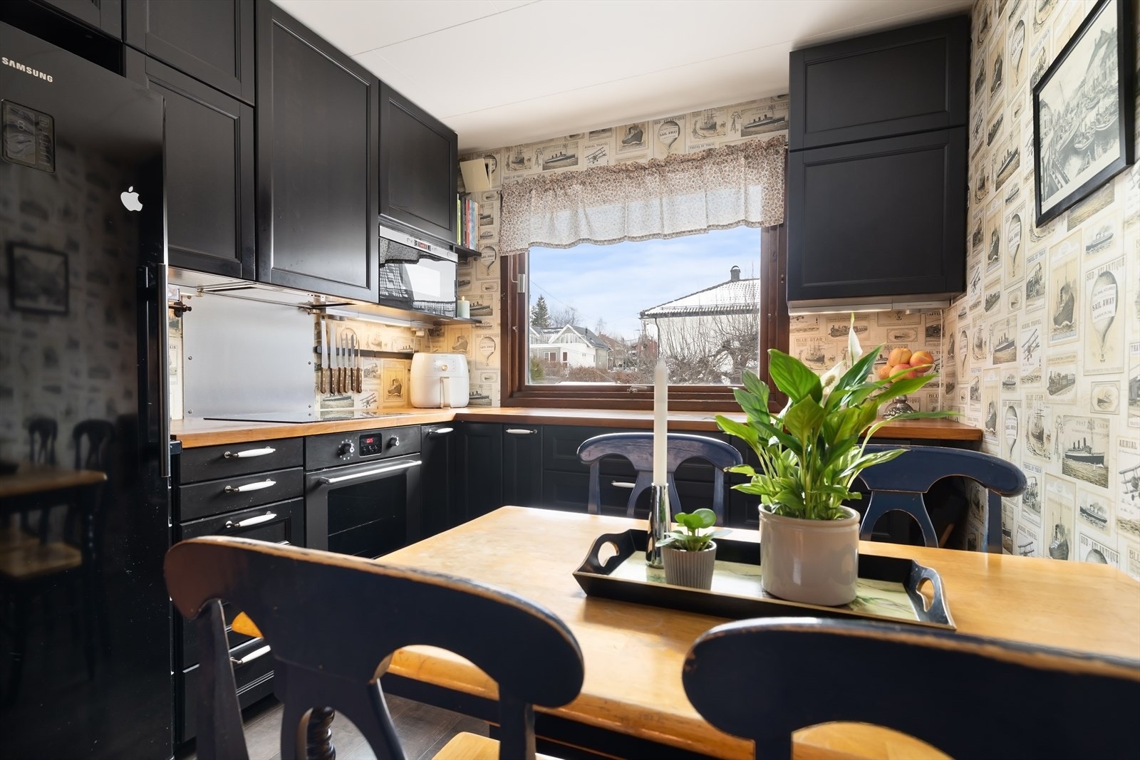 Ved vinduet er det en hyggelig spiseplass for hverdagsmåltidene. Galleribilde