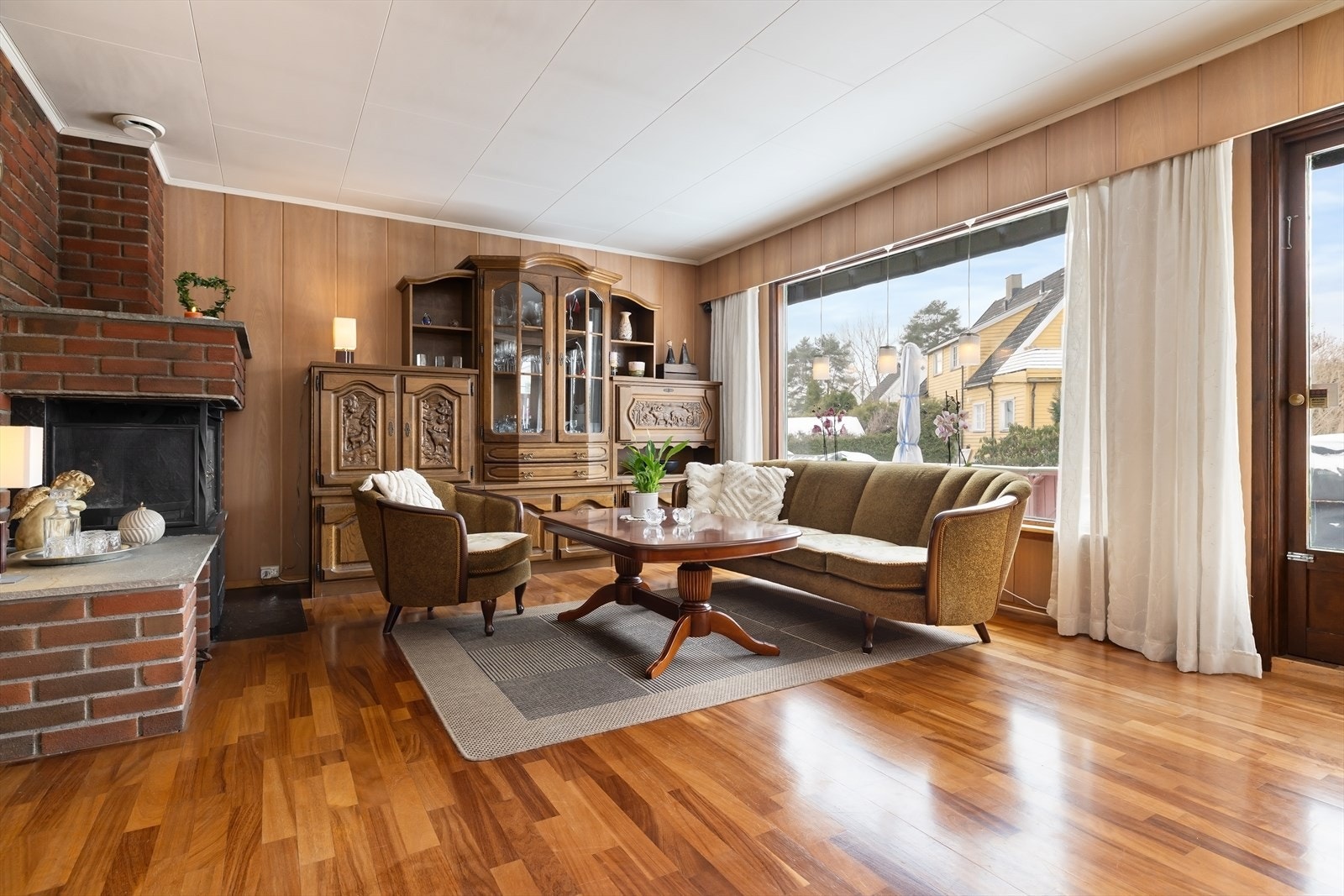 Store vindusflater slipper inn rikelig med dagslys. Galleribilde