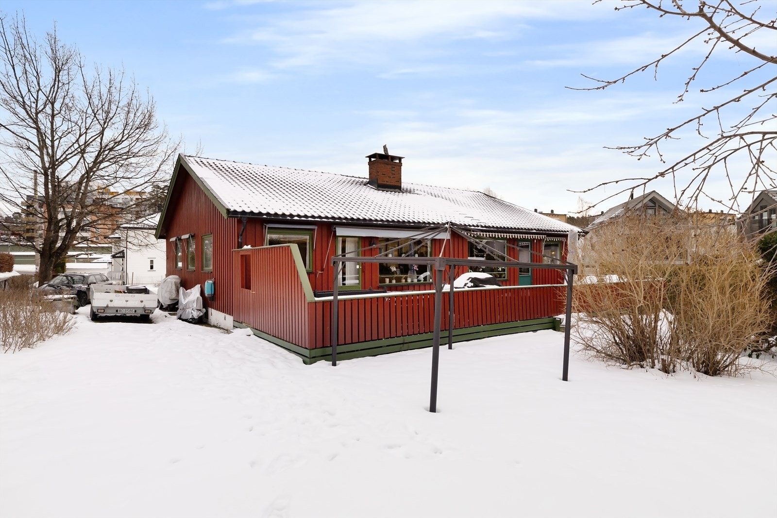 Eiendommen ligger tilbaketrukket og skjermet i et nabolag med lite støy. Galleribilde
