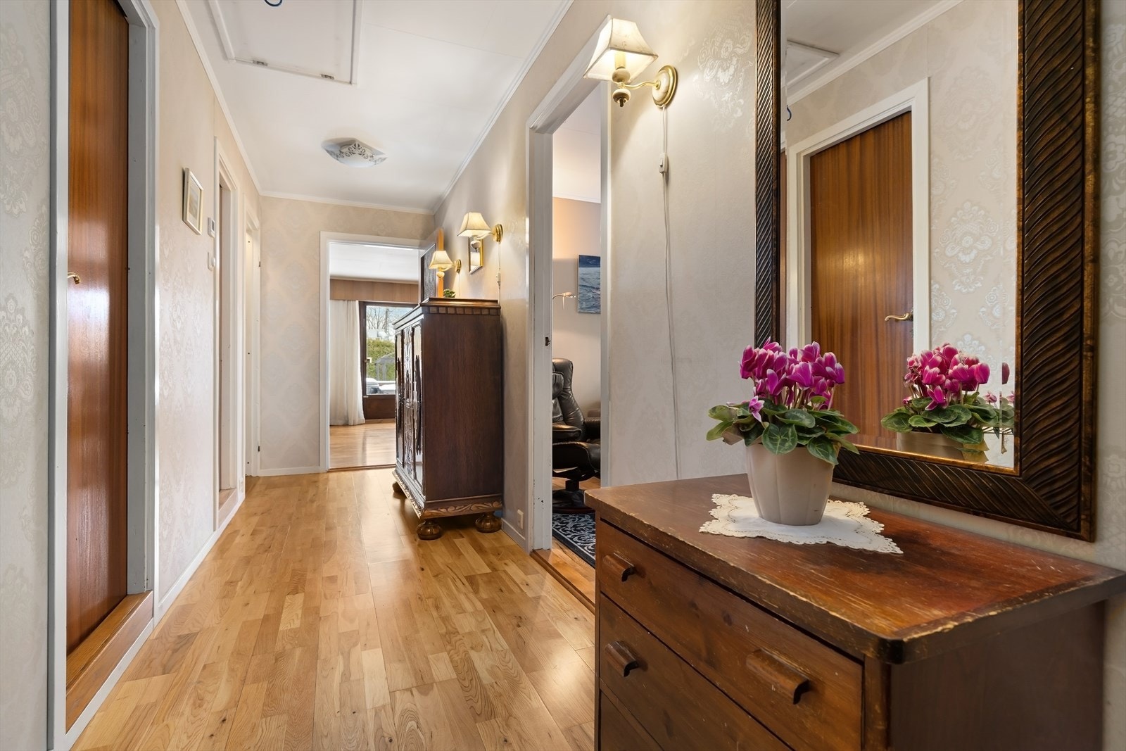 Gangen binder sammen rommene i hovedetasjen på en effektiv måte. Galleribilde