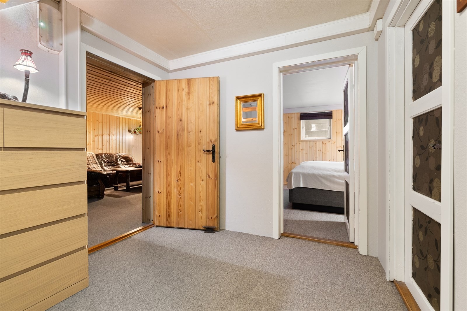 En gang i underetasjen gir adkomst til flere innredede rom. Galleribilde