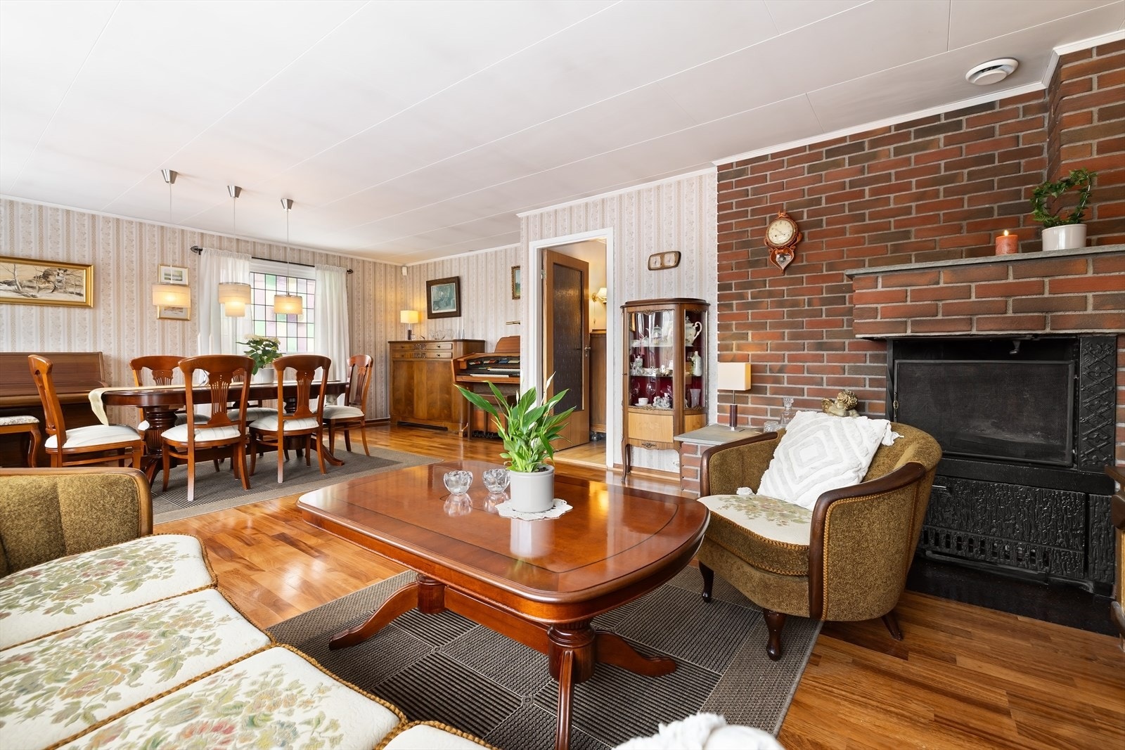 Den åpne løsningen mellom stue og spisestue skaper et sosialt allrom. Galleribilde