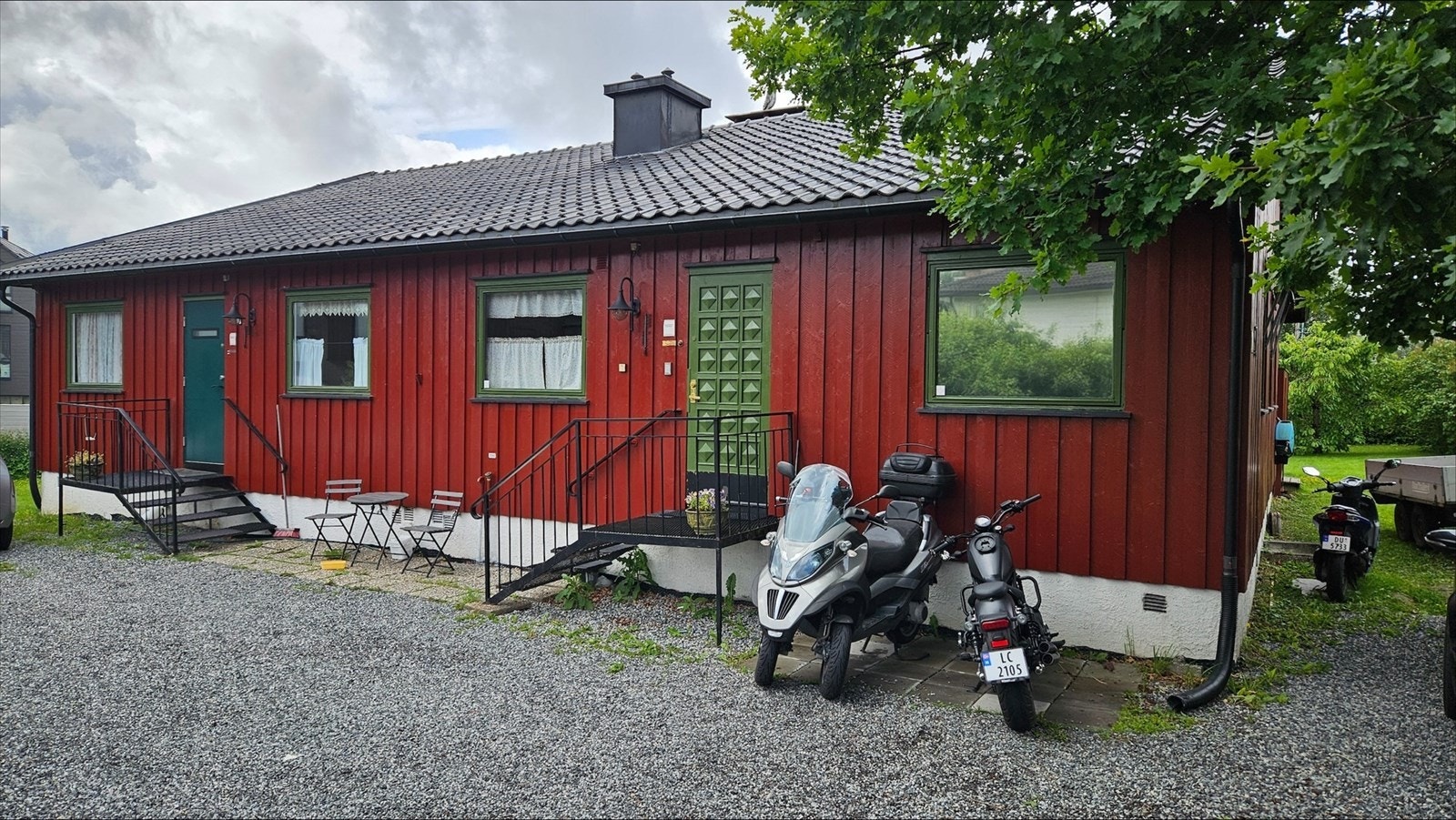 Sommerbilde av inngangspartiet. Bildet tatt av selger. Galleribilde