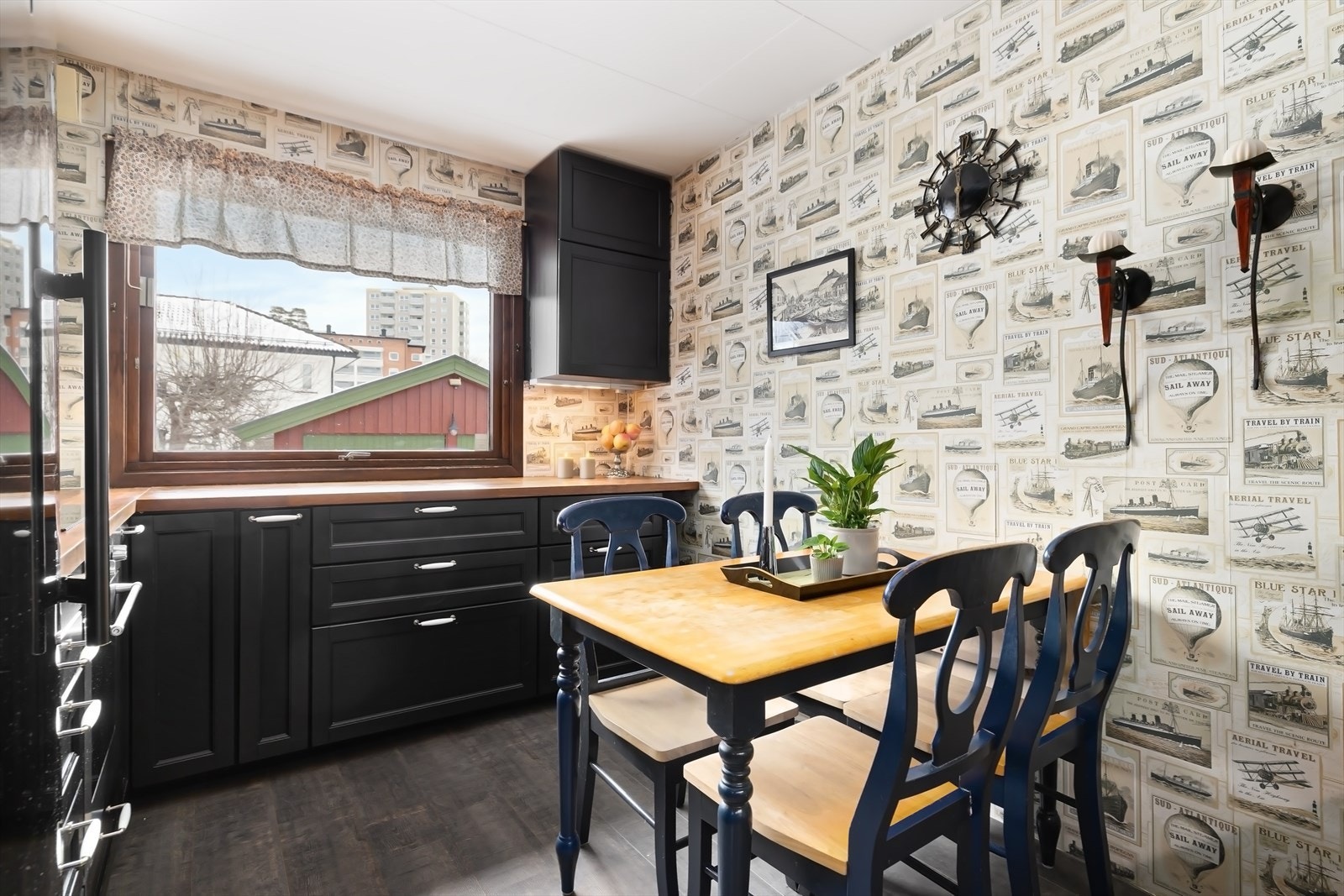 Kjøkken med mørk innredning, god skapplass og solide benkeplater i tre. Galleribilde