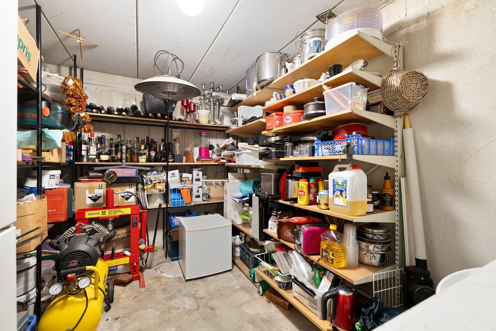 Boligen har rikelig med lagringsplass i en romslig matbod. Galleribilde