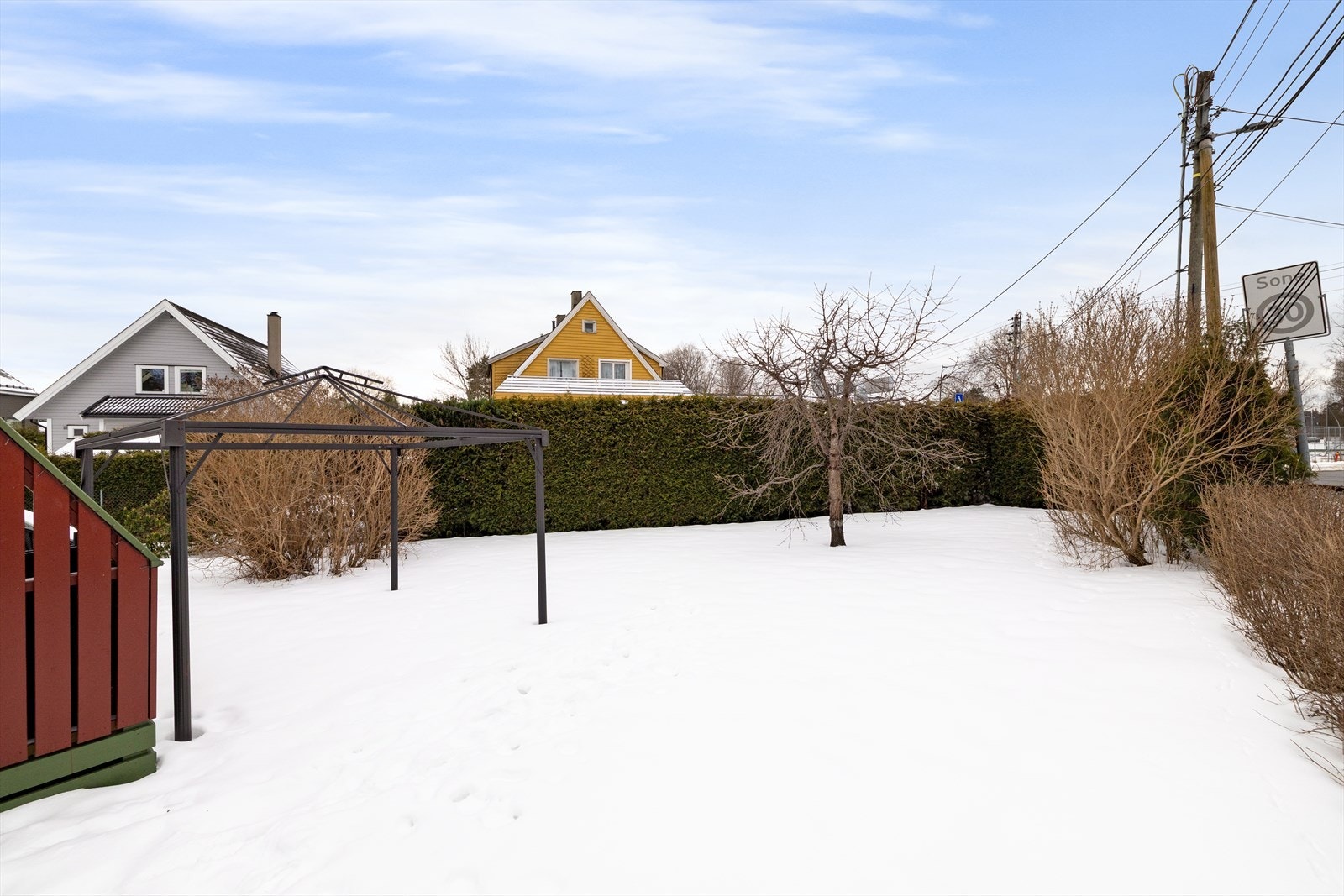 Den store hagen er pent opparbeidet og gir rom for lek og utendørsaktiviteter. Galleribilde