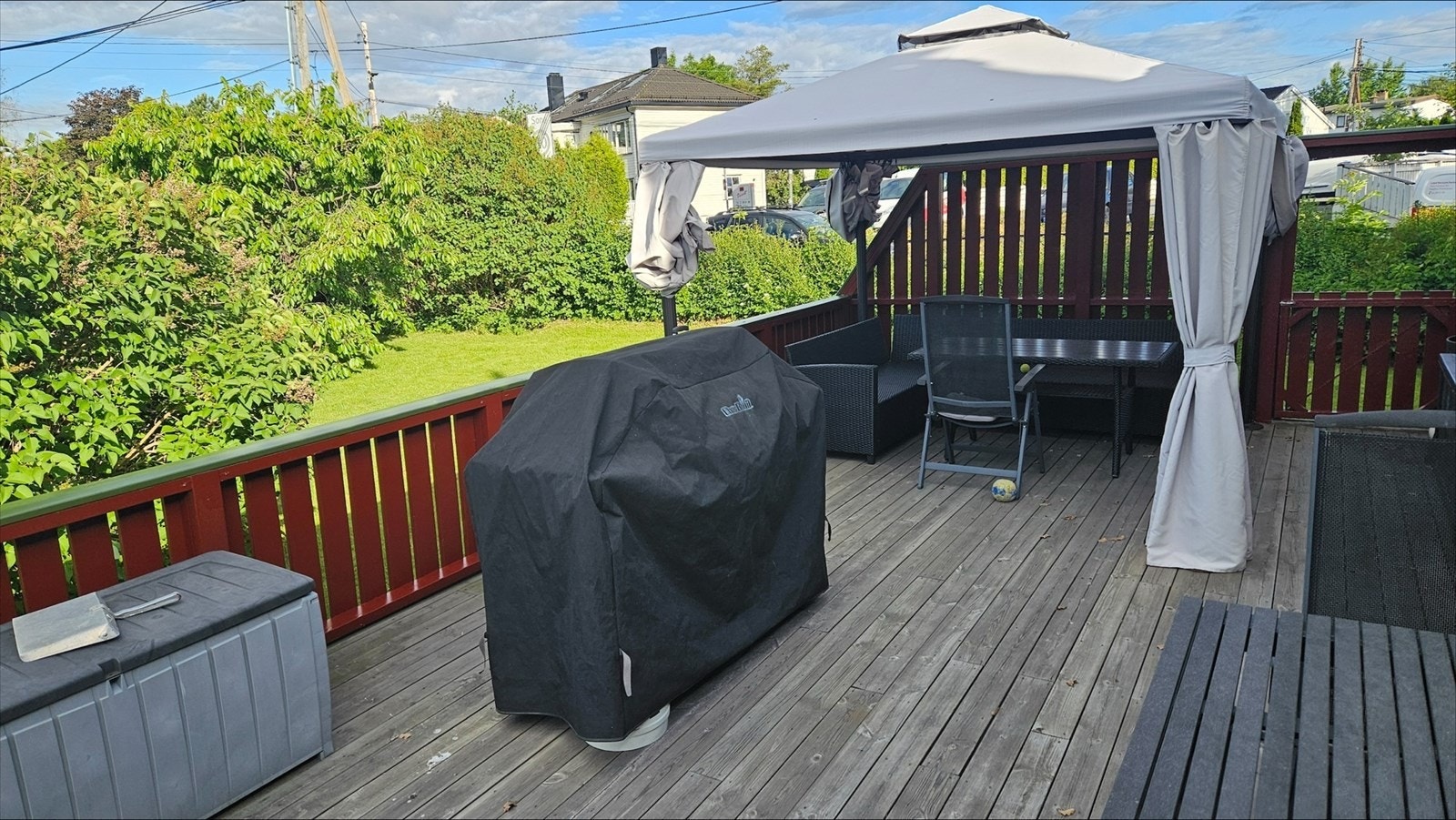 Terrassen er en perfekt grillplass til å brukes om sommeren. Bildet tatt av selgeren. Galleribilde