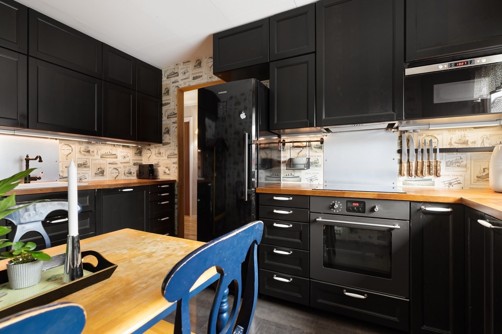 Kjøkkenet er utstyrt med integrert stekeovn og mikrobølgeovn i arbeidshøyde. Galleribilde