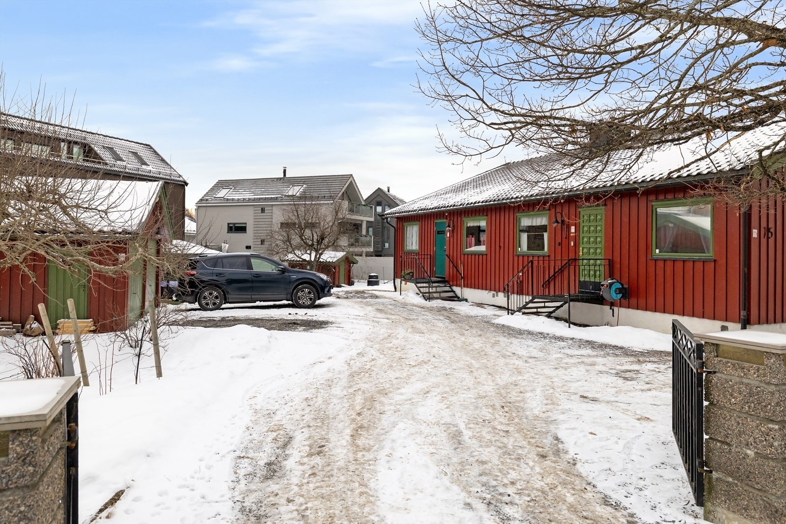 Enebolig med stor gårdsplass og gode parkeringsmuligheter. Galleribilde