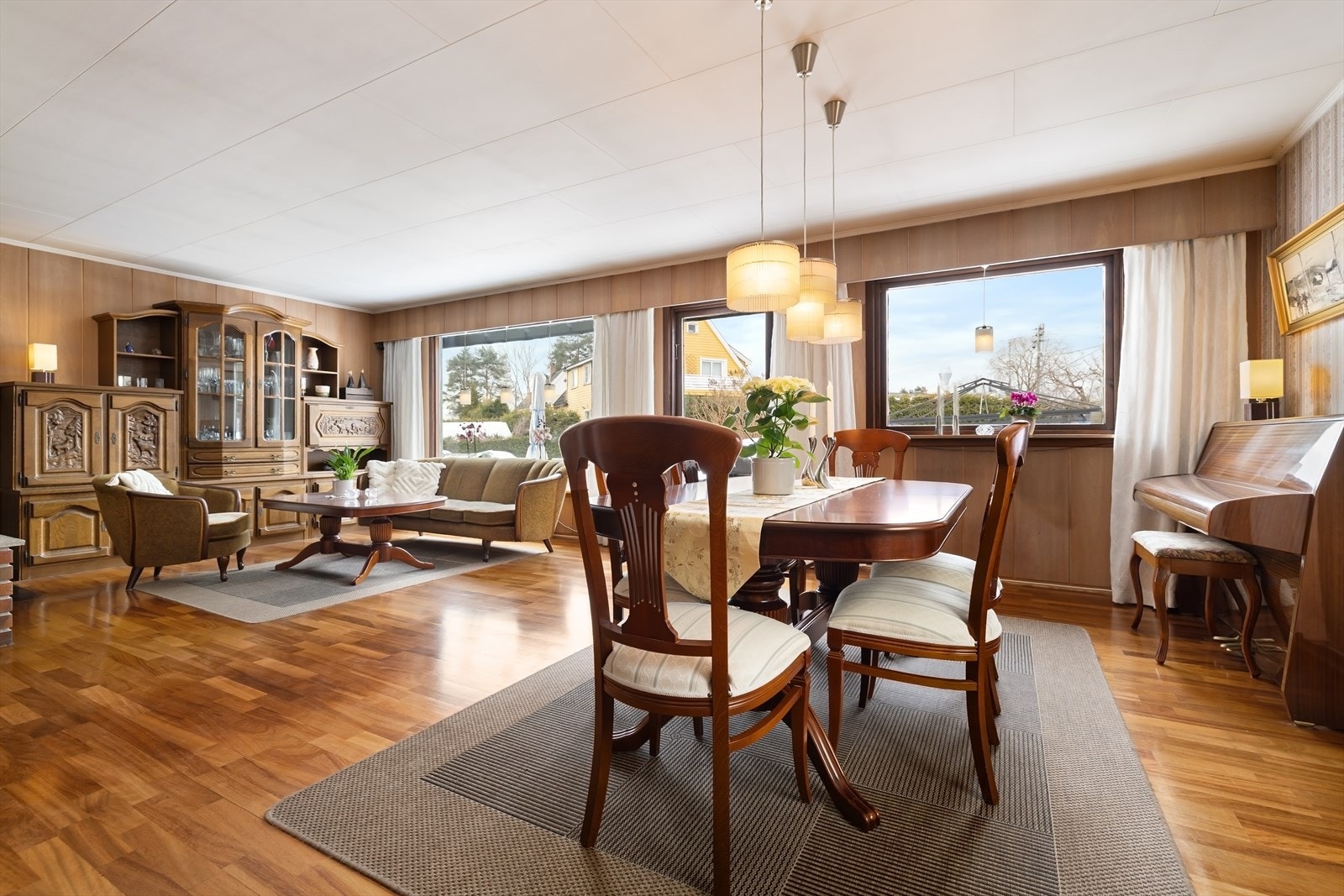 Romsligheten gir fleksible møbleringsmuligheter for både sofagruppe og spisebord. Galleribilde