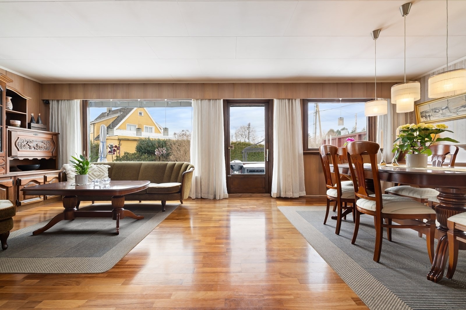 Fra stuen er det direkte utgang til en stor terrasse og hage. Galleribilde