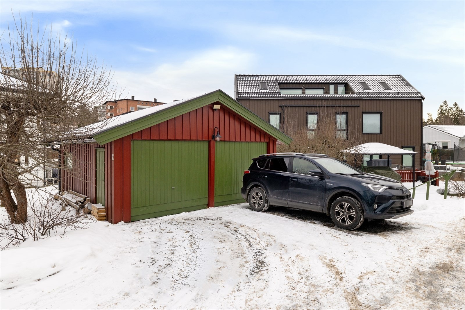 Boligen disponerer en garasjeplass. Galleribilde