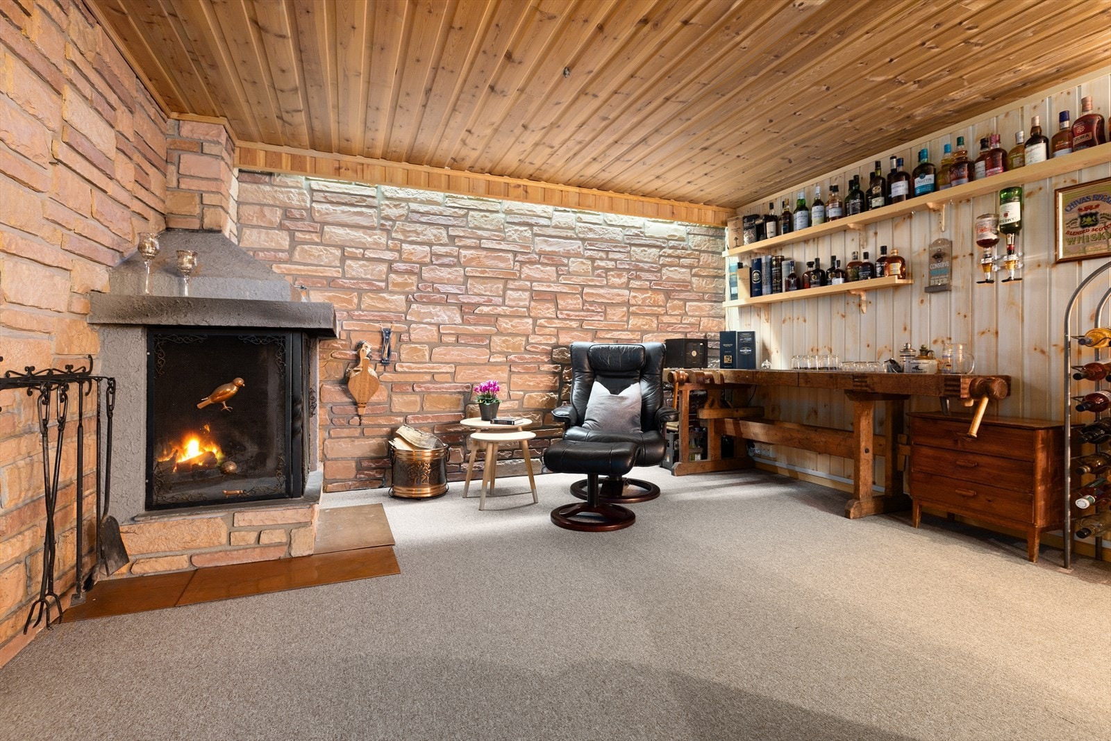 Det er peis i rommet noe som gir en hyggelig atmosfære. Galleribilde