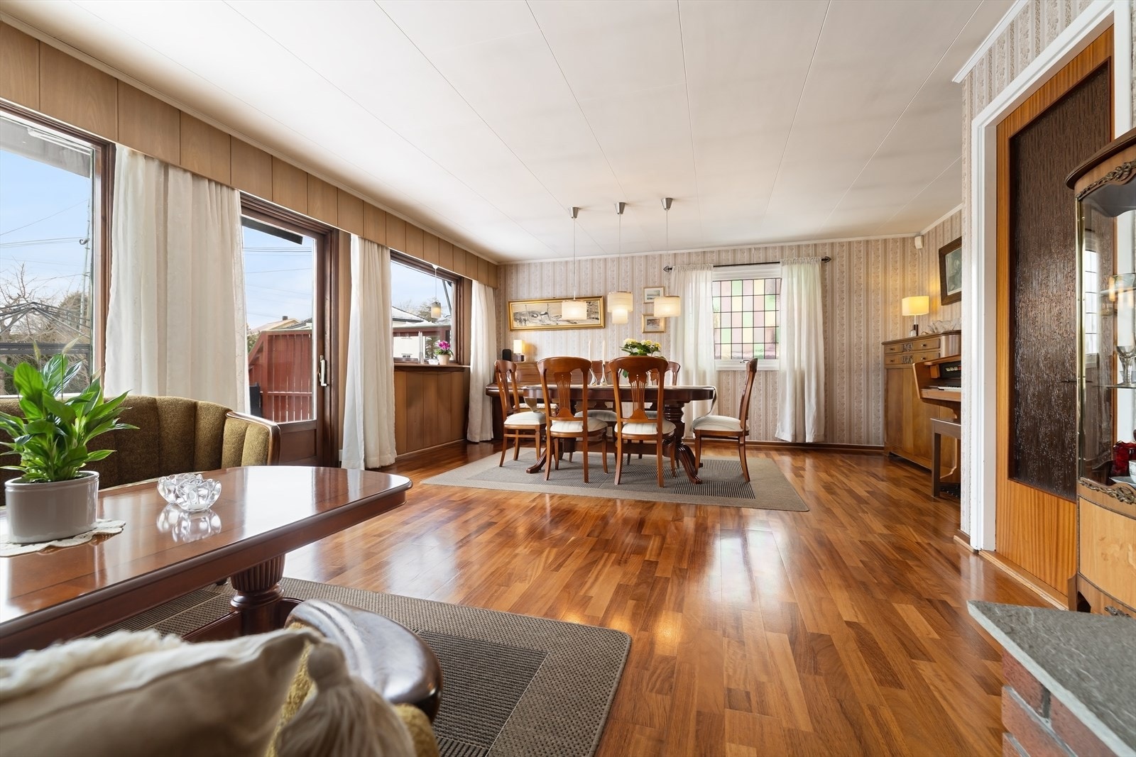 Gjennomgående parkettgulv gir en helhetlig og varm følelse i oppholdsrommene. Galleribilde