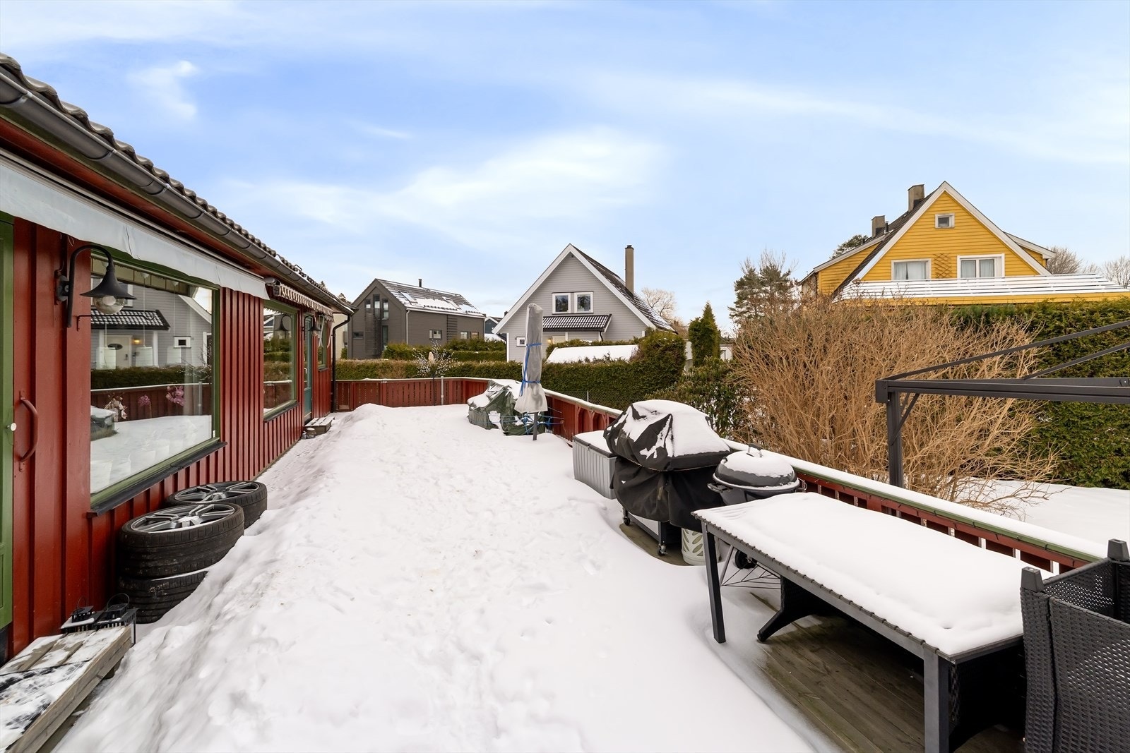 Fra stuen kommer du ut til en stor og usjenert terrasse. Galleribilde