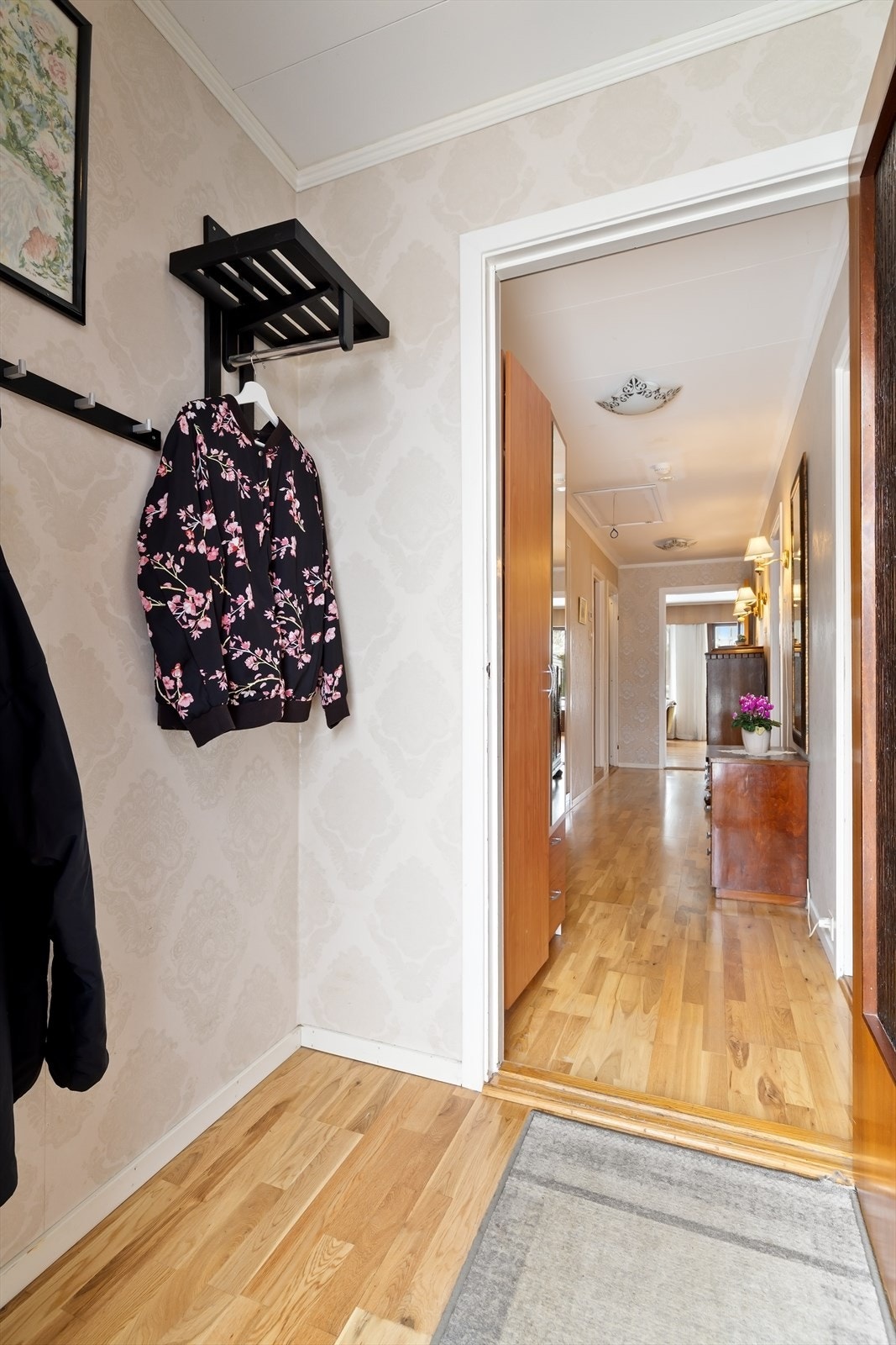 Velkommen inn i en lys entré med plass til yttertøy. Galleribilde