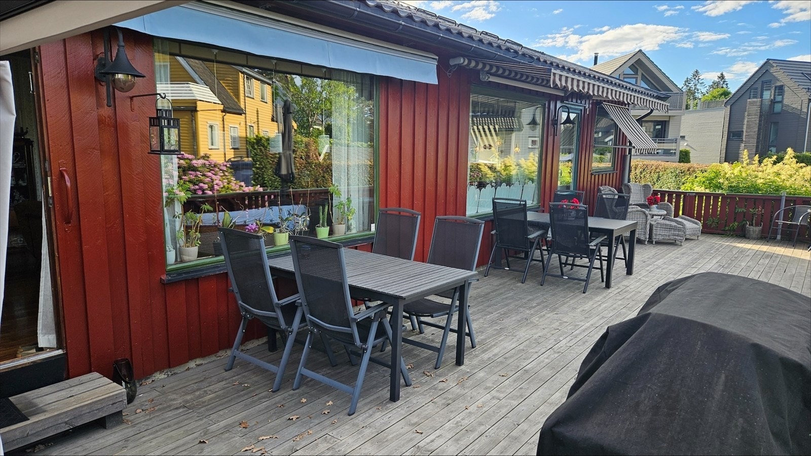 Her er det plass til flere stoler og bord for sene sommerkvelder i selskap. Bildet tatt av selger. Galleribilde