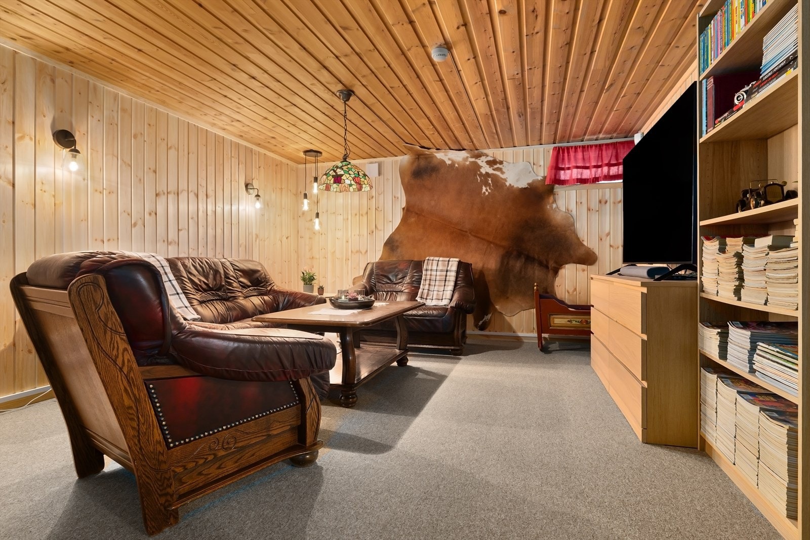 Her er det god plass til en større sofagruppe og oppbevaringsmøbler. Dette rommet er ikke godkjent til varig bruk. Galleribilde