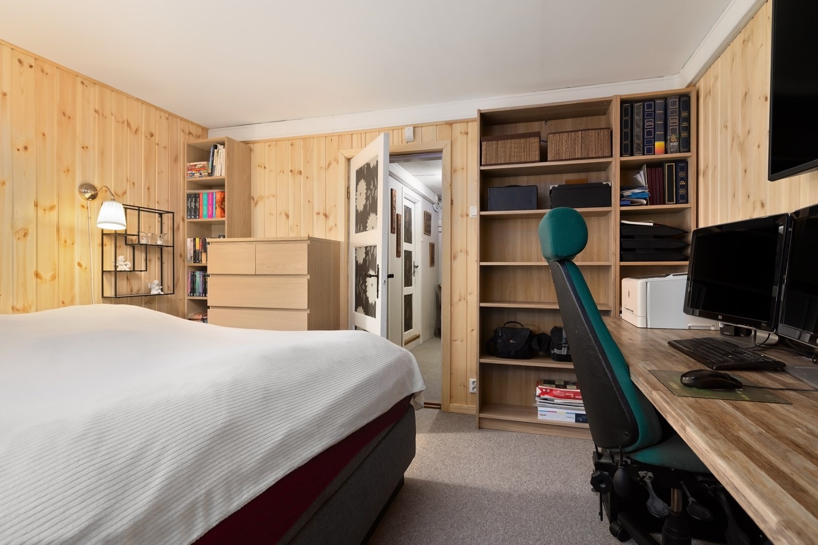 Stort rom med plassbygde hyller, ideelt som hjemmekontor eller bibliotek. Galleribilde