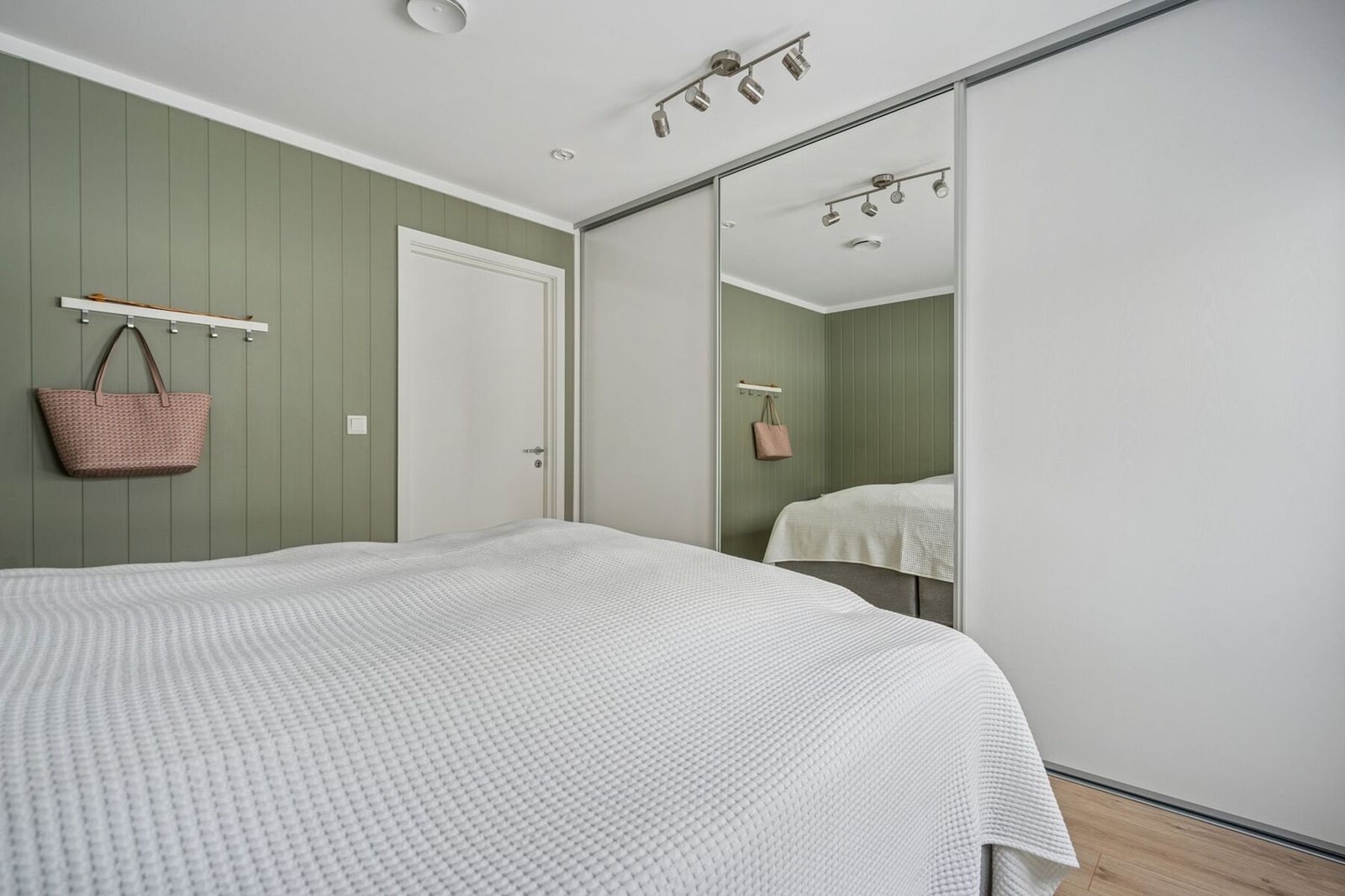 Romslig skyvedørsgarderobe Galleribilde