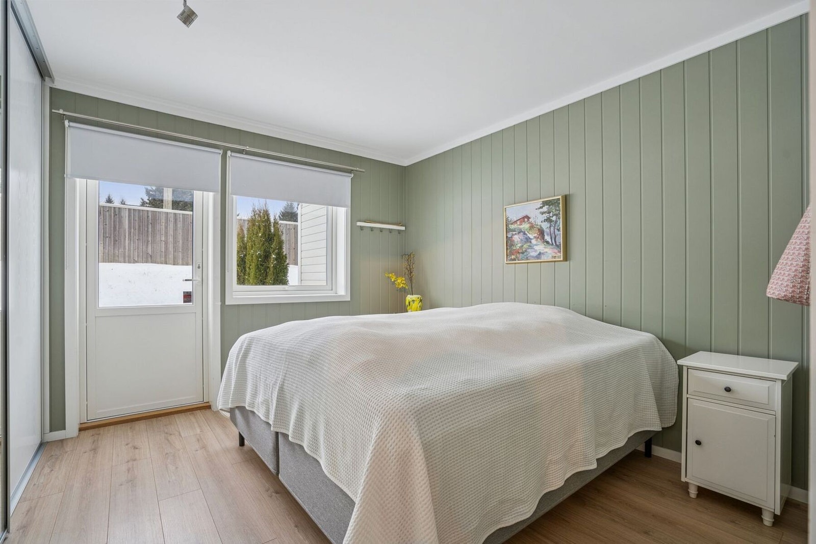 Hovedsoverom av god størrelse med utgang til platting Galleribilde