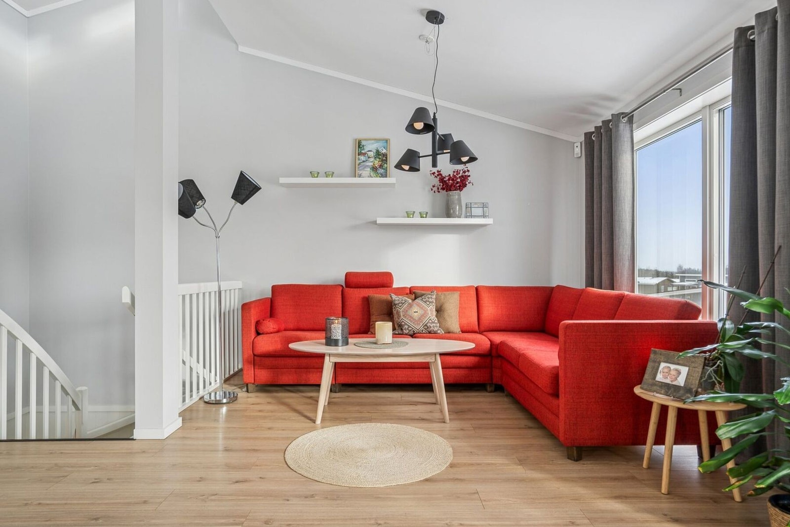 Store vindusflater sørger for rikelig med lysinnslipp Galleribilde