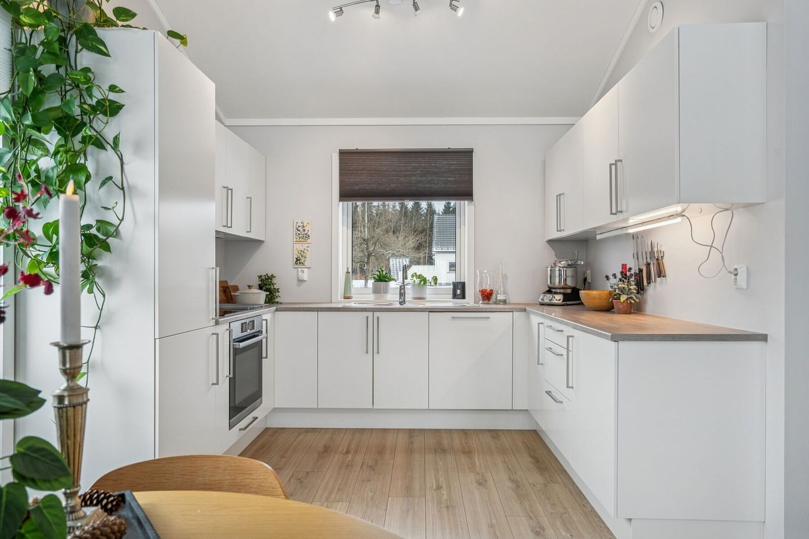 Stilrent kjøkken - godt med skap- og benkeplass Galleribilde