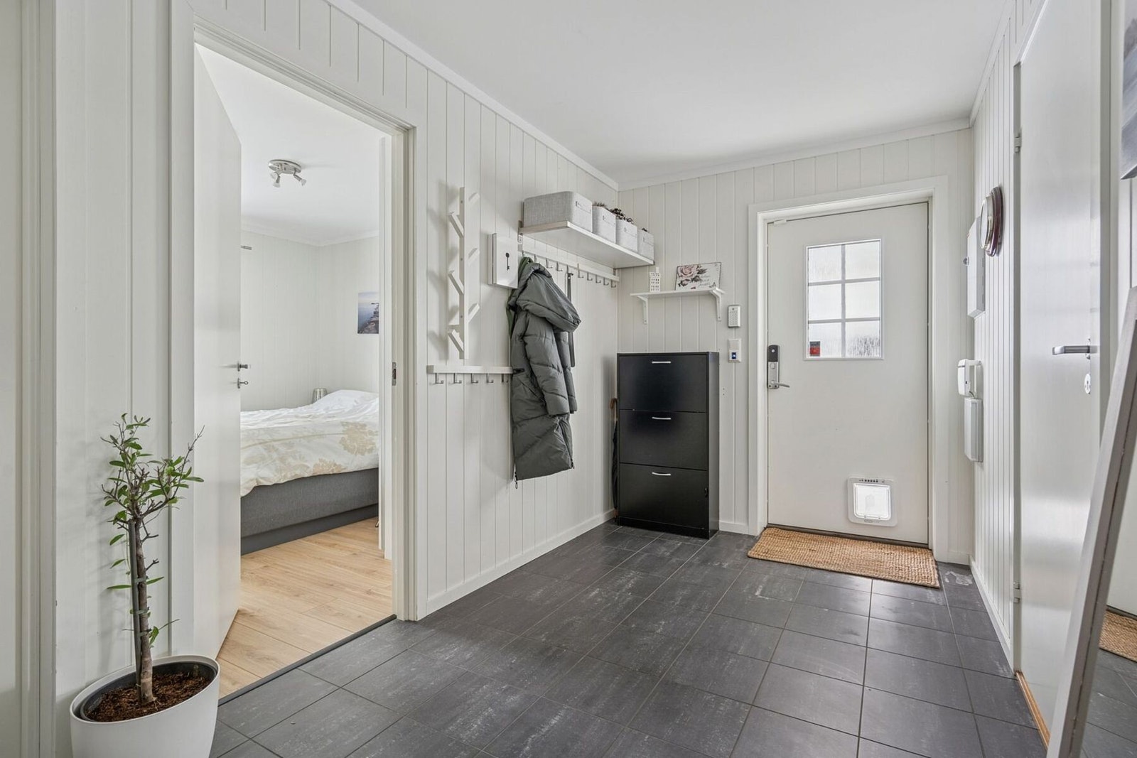 Romslig inngangsparti med god plass til å henge fra seg yttertøyet Galleribilde