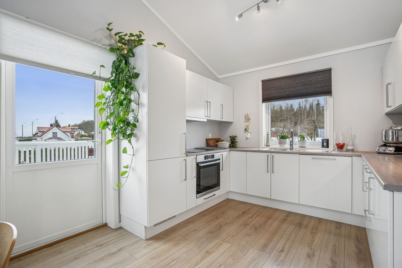 Fra kjøkkenet har du direkte utgang til terrassen Galleribilde