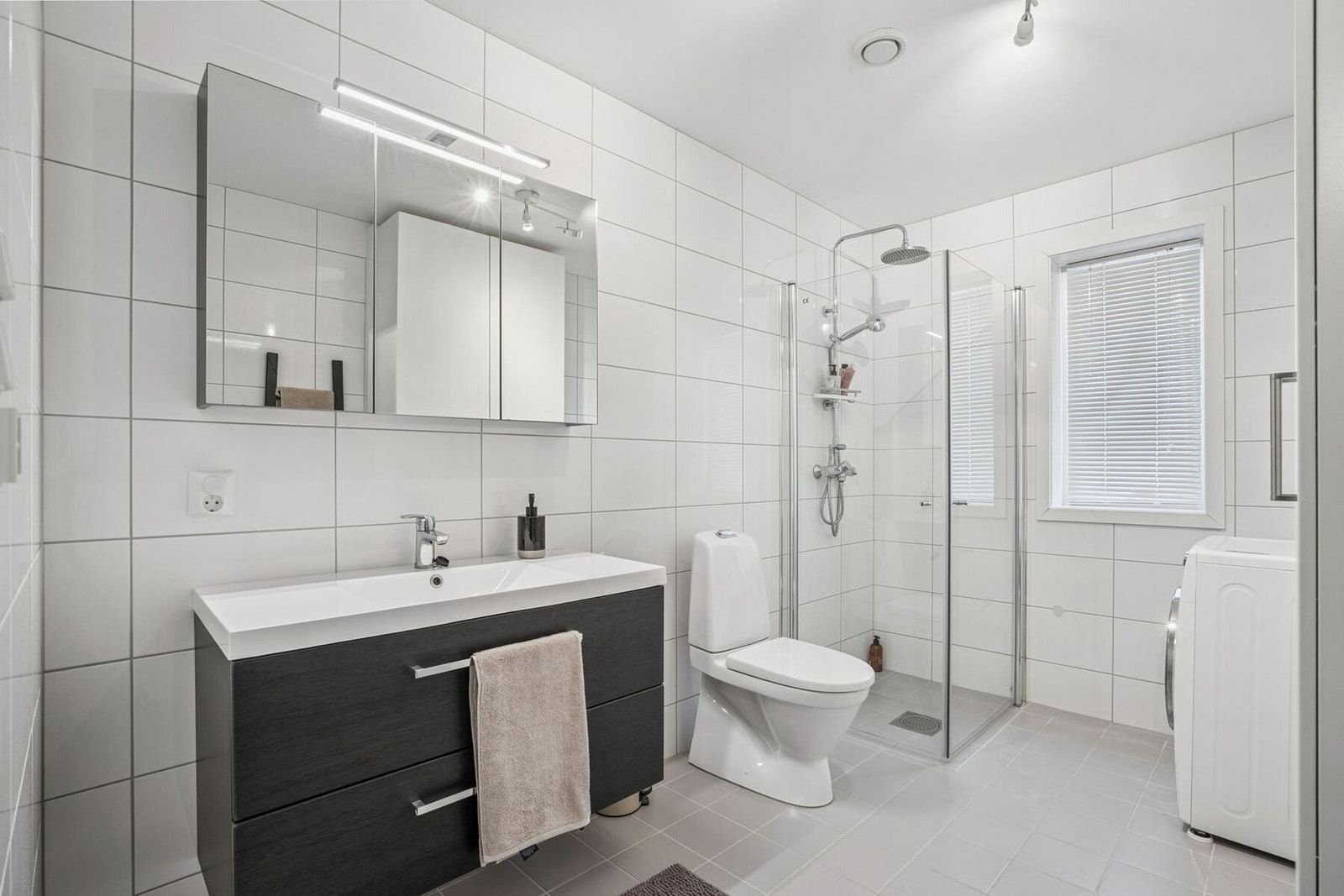 Lyst og delikat bad i 1 etasje med dusjhjørne Galleribilde