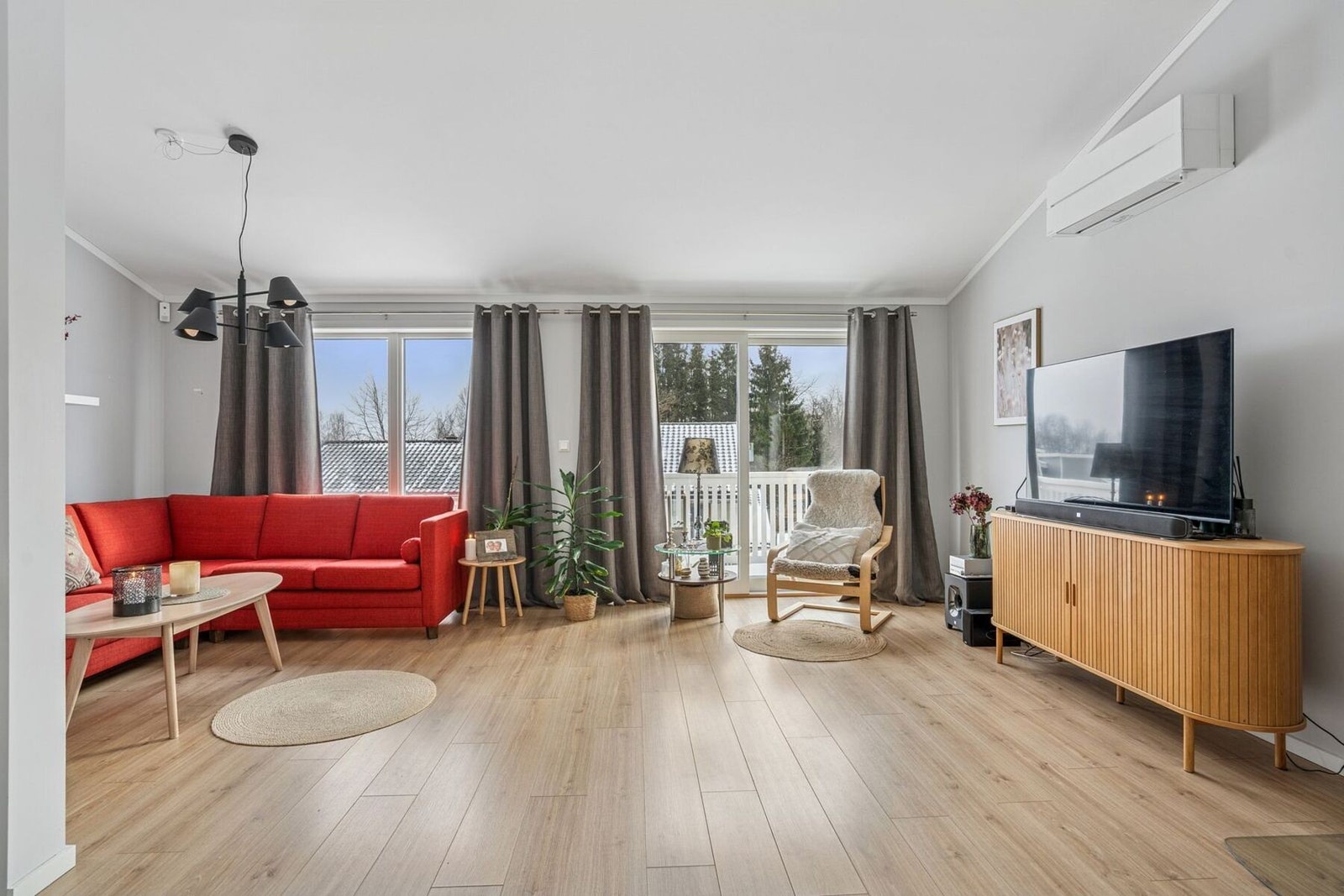 Åpen og luftig stue med varmepumpe og vedfyrt peis Galleribilde