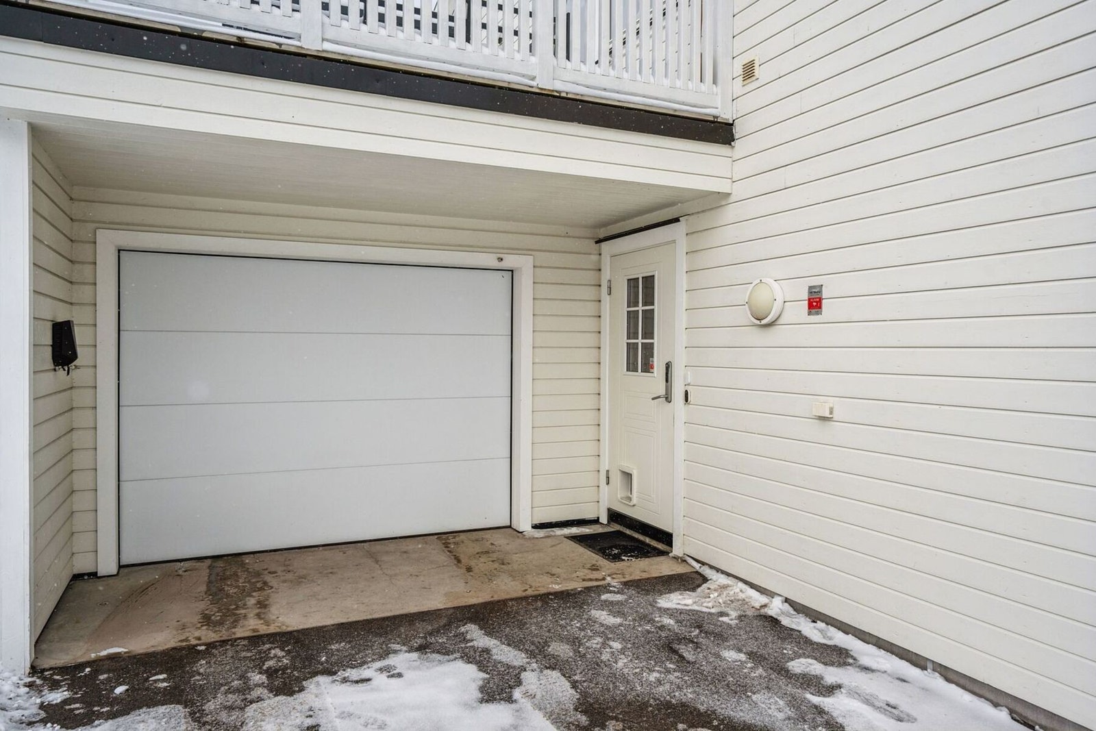 Garasje med elbil lader og elektrisk port Galleribilde