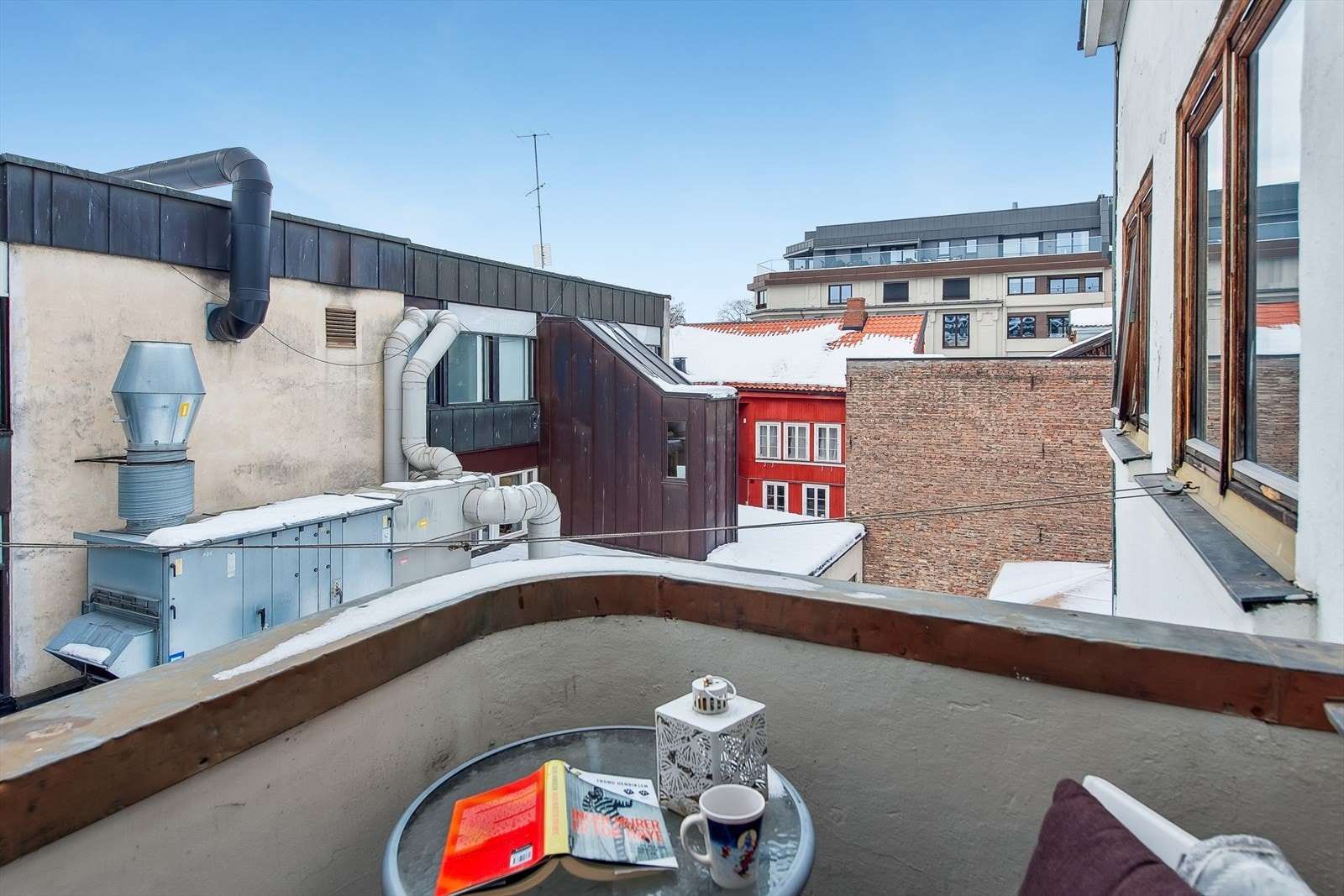 Balkongen ligger skjermet mot bakgården. Galleribilde