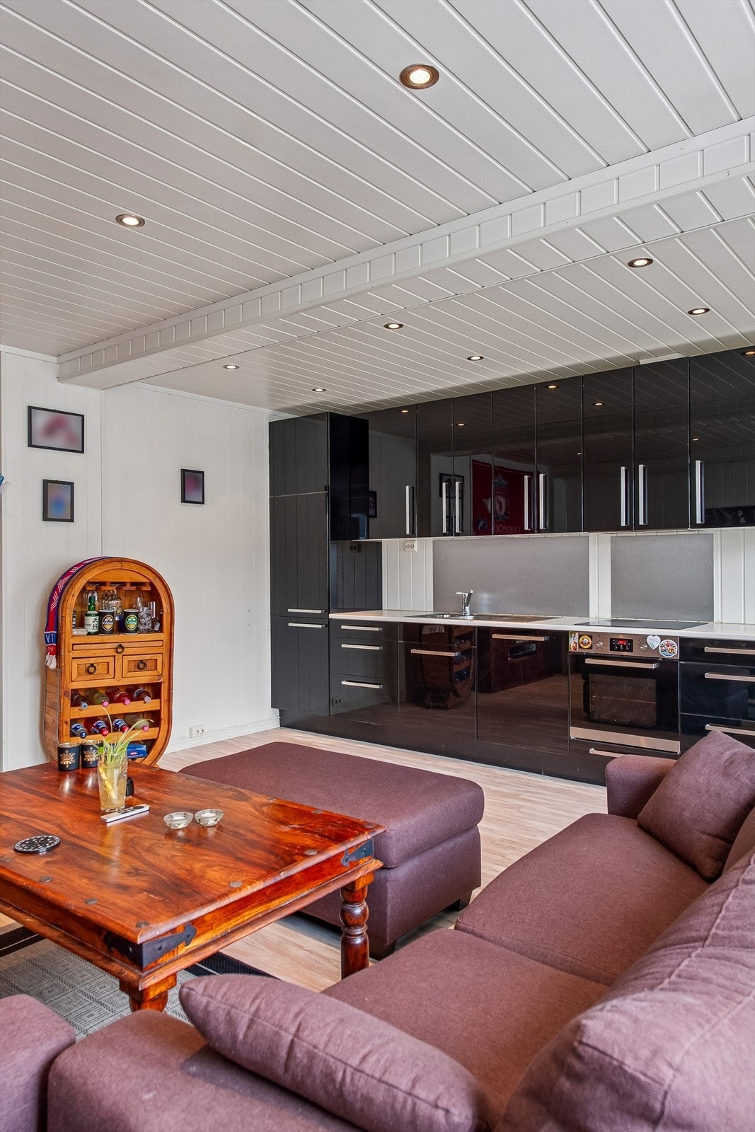 Kjøkkeninnredningen har godt med skap- og benkeplass, med en slitesterk laminert benkeplate. Galleribilde