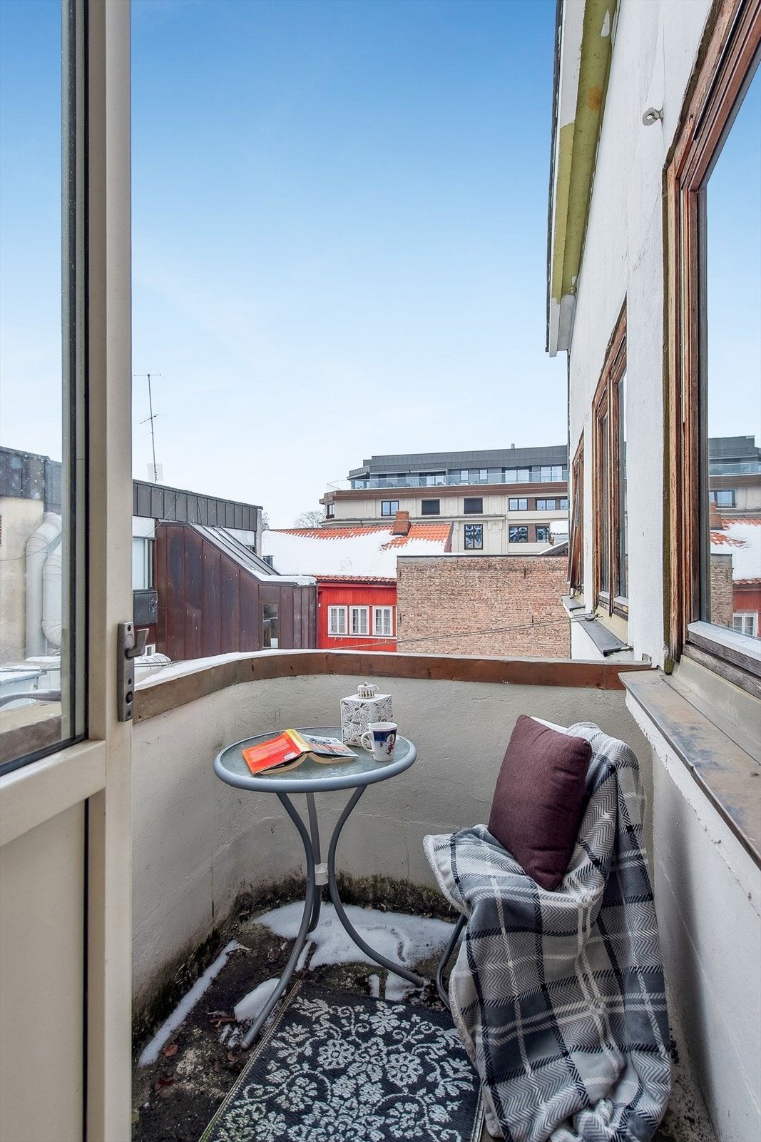 Balkongen på 2 m² er bygget i mur og betong, og gir et privat uterom. Galleribilde