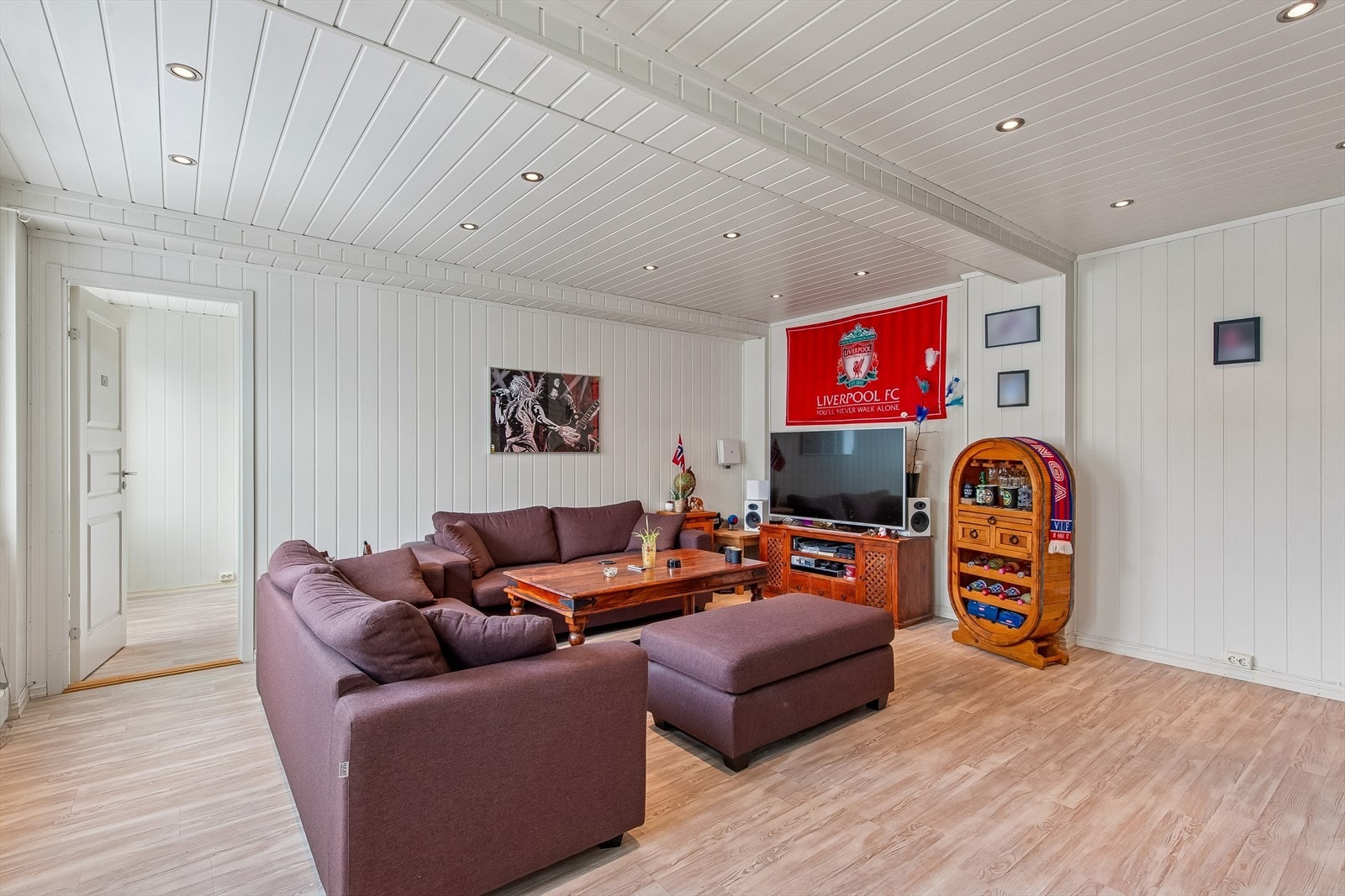 Overflatene er helhetlige med laminat på gulv og malte MDF-plater på vegger. Galleribilde